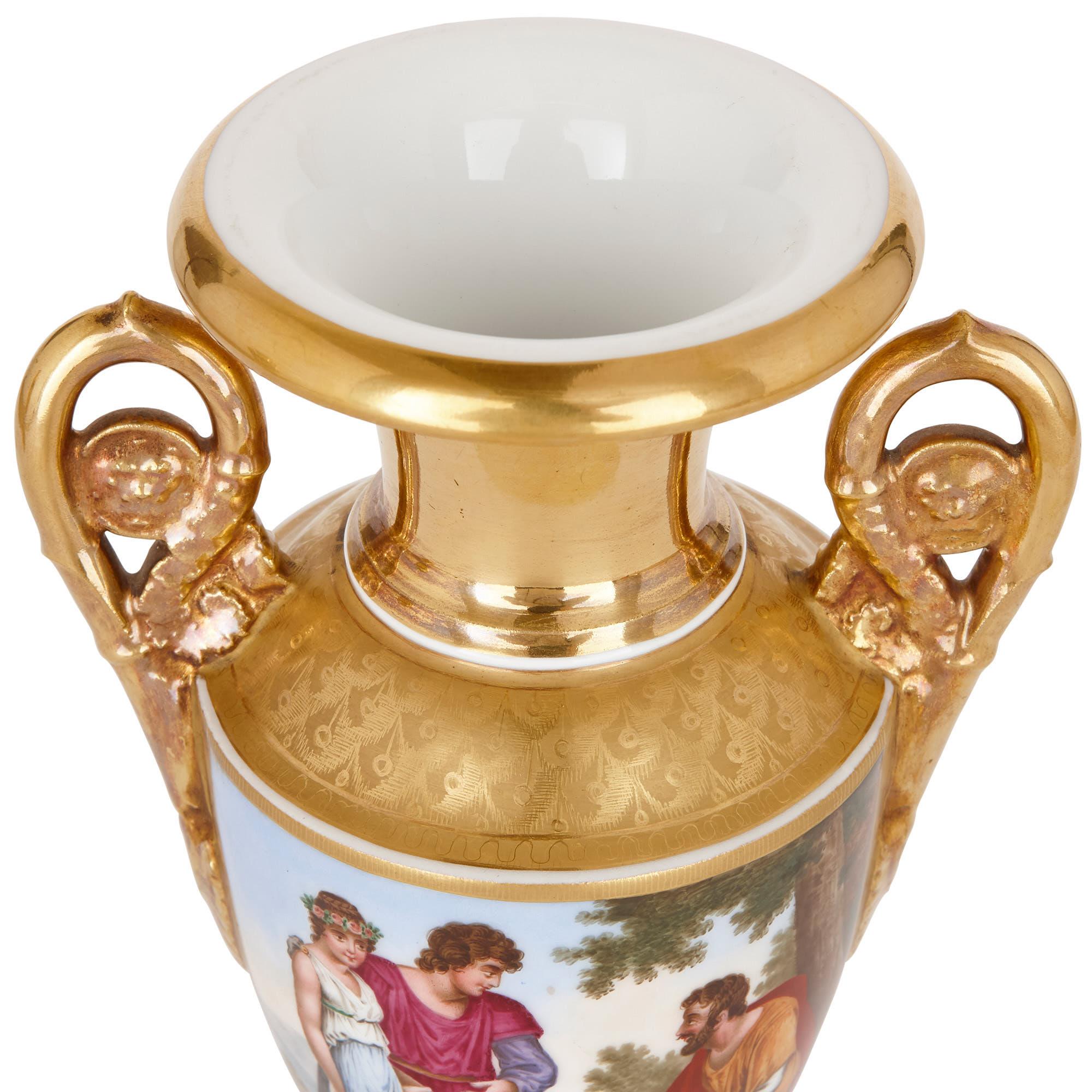 Doré Paire de vases de style Renaissance en porcelaine dorée et peinte représentant des scènes romantiques en vente