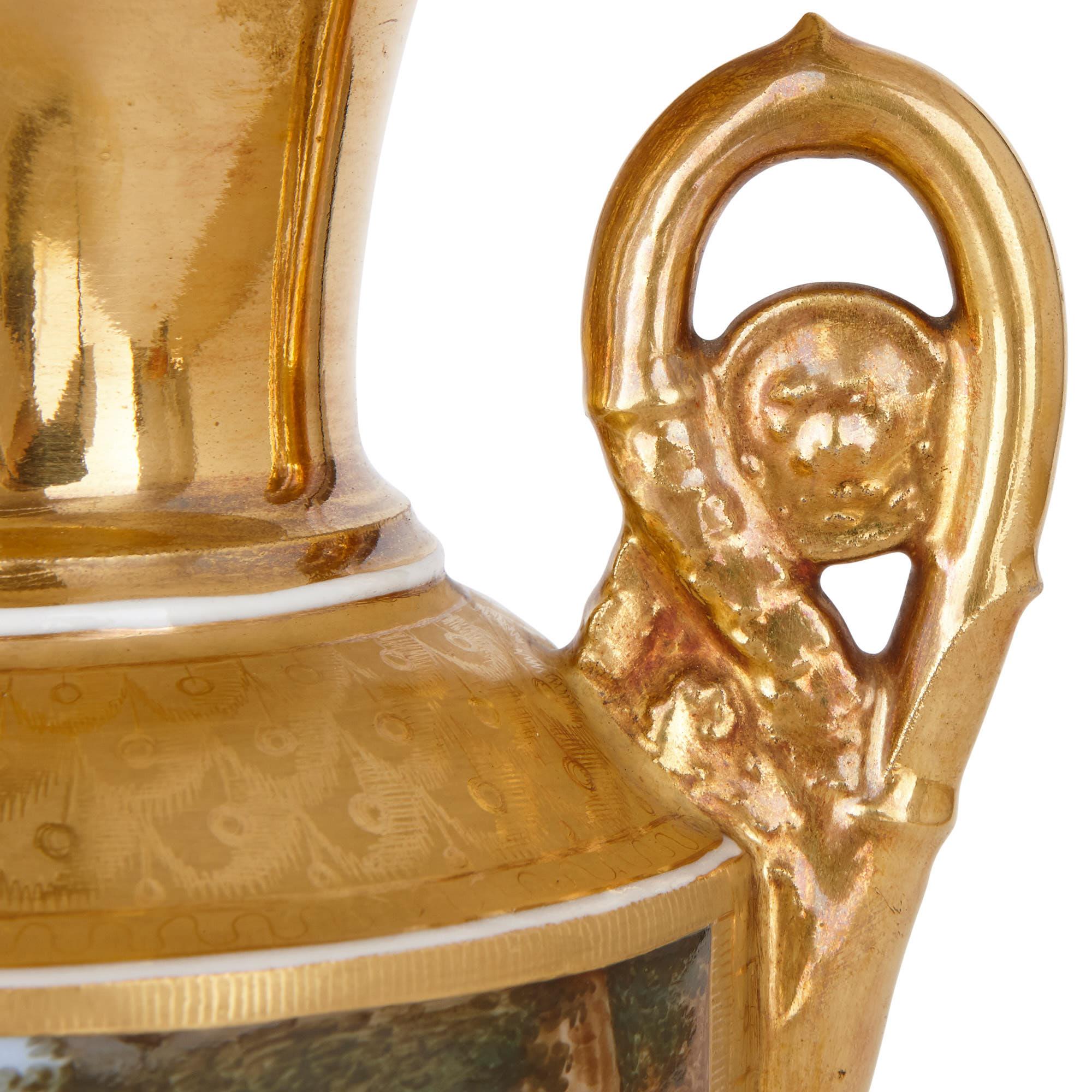 Paire de vases de style Renaissance en porcelaine dorée et peinte représentant des scènes romantiques Bon état - En vente à London, GB