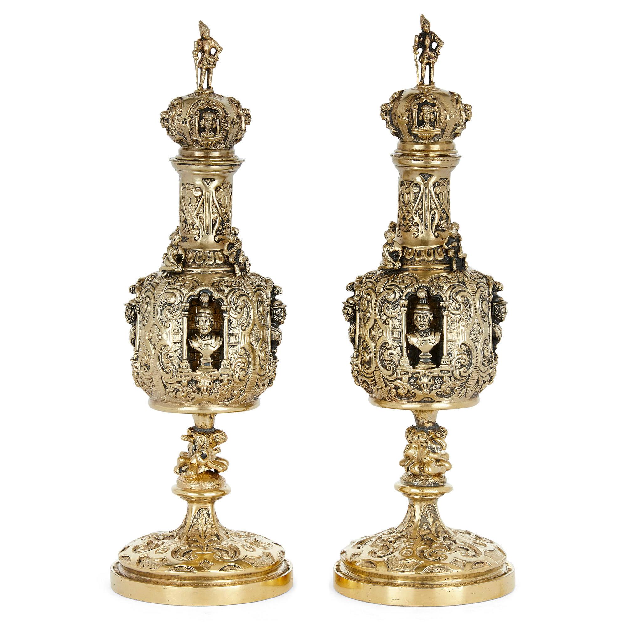 Coppia di bottiglie di profumo in vermeil in stile rinascimentale
Continentale, XIX secolo
Misure: Altezza 20 cm, diametro 6,5 cm

Questa bellissima coppia di flaconi di profumo, noti anche come bottiglie di profumo, è realizzata in vermeil, o