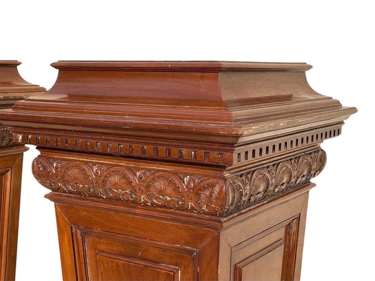 Paire de gaines ou de grandes colonnes en noyer sculpté de style Renaissance. Ils sont en bon état et datent du 19e siècle.
 
 Dimensions
 Hauteur 1m42
 Étagère : 32.5cm x 32.5cm
 Largeur au plus large 47cm
 Base : 38.5cm x 38.5cm
