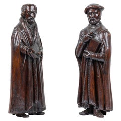 Paire de figures savantes en noyer de la Renaissance