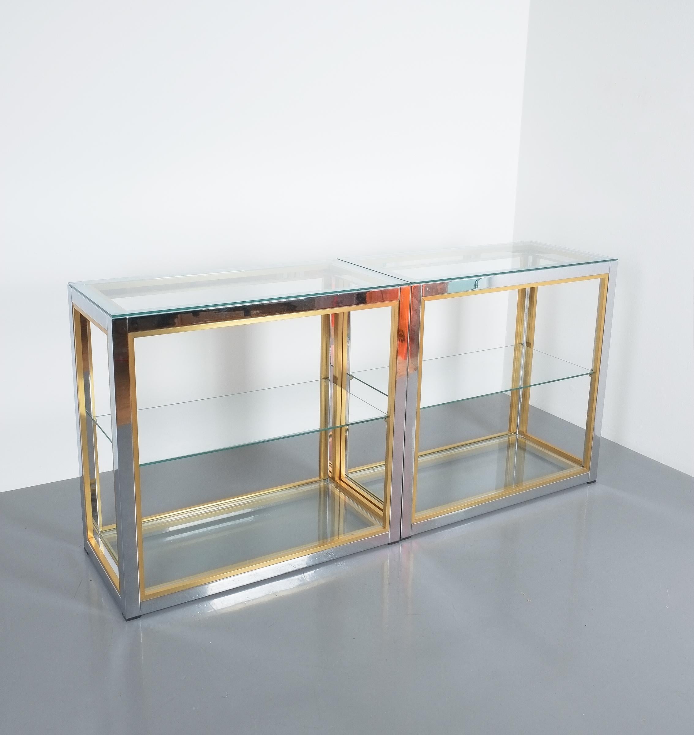 Renato Zevi étagères shelving console chrome and brass glass, Italy circa 1970

Beautiful pair of shelves by Renato Zevi, Italy, 1970. Each comes with three clear glass tops supported by a chrome and brass frame. The condition is very good to