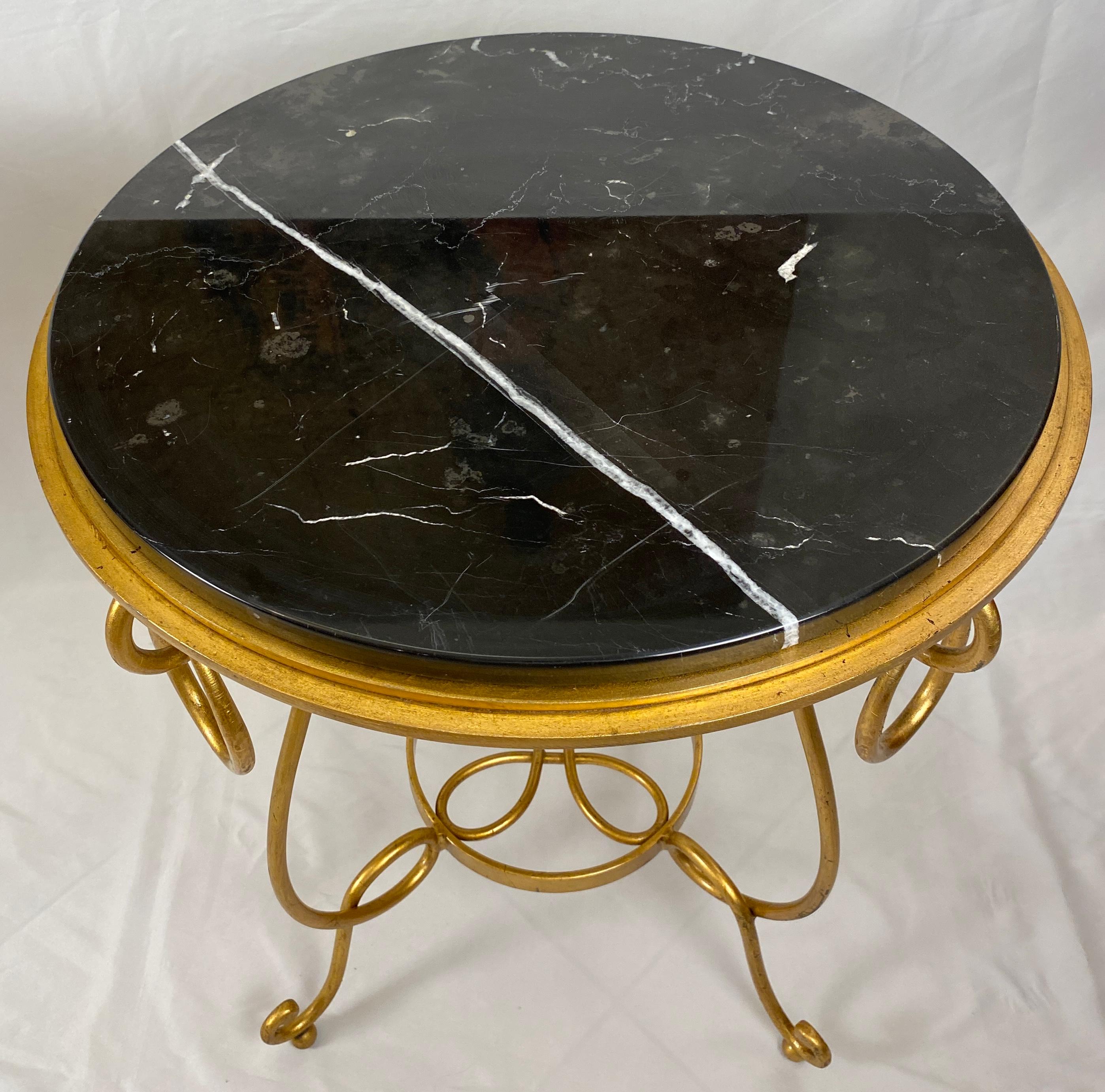 Hollywood Regency Paire de tables d'appoint de style Rene Drouet en marbre et fer doré en vente