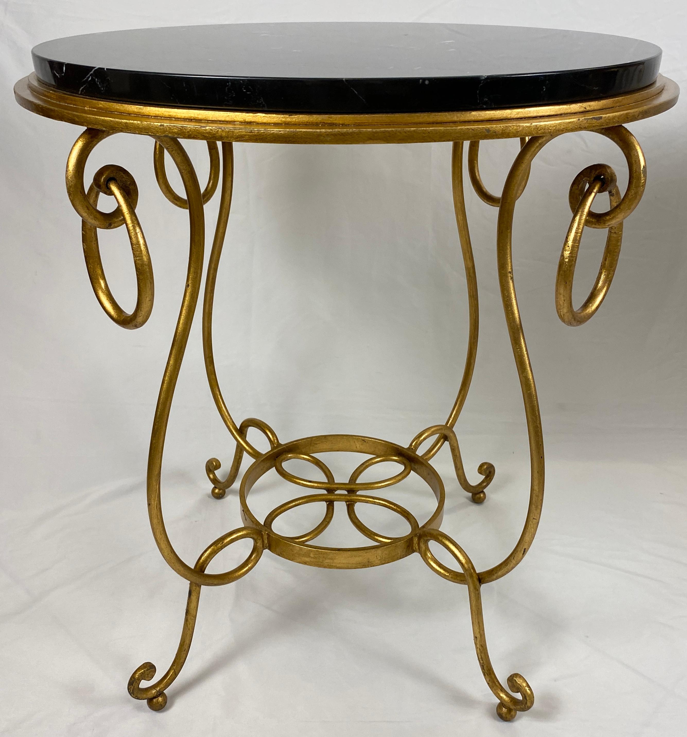 italien Paire de tables d'appoint de style Rene Drouet en marbre et fer doré en vente