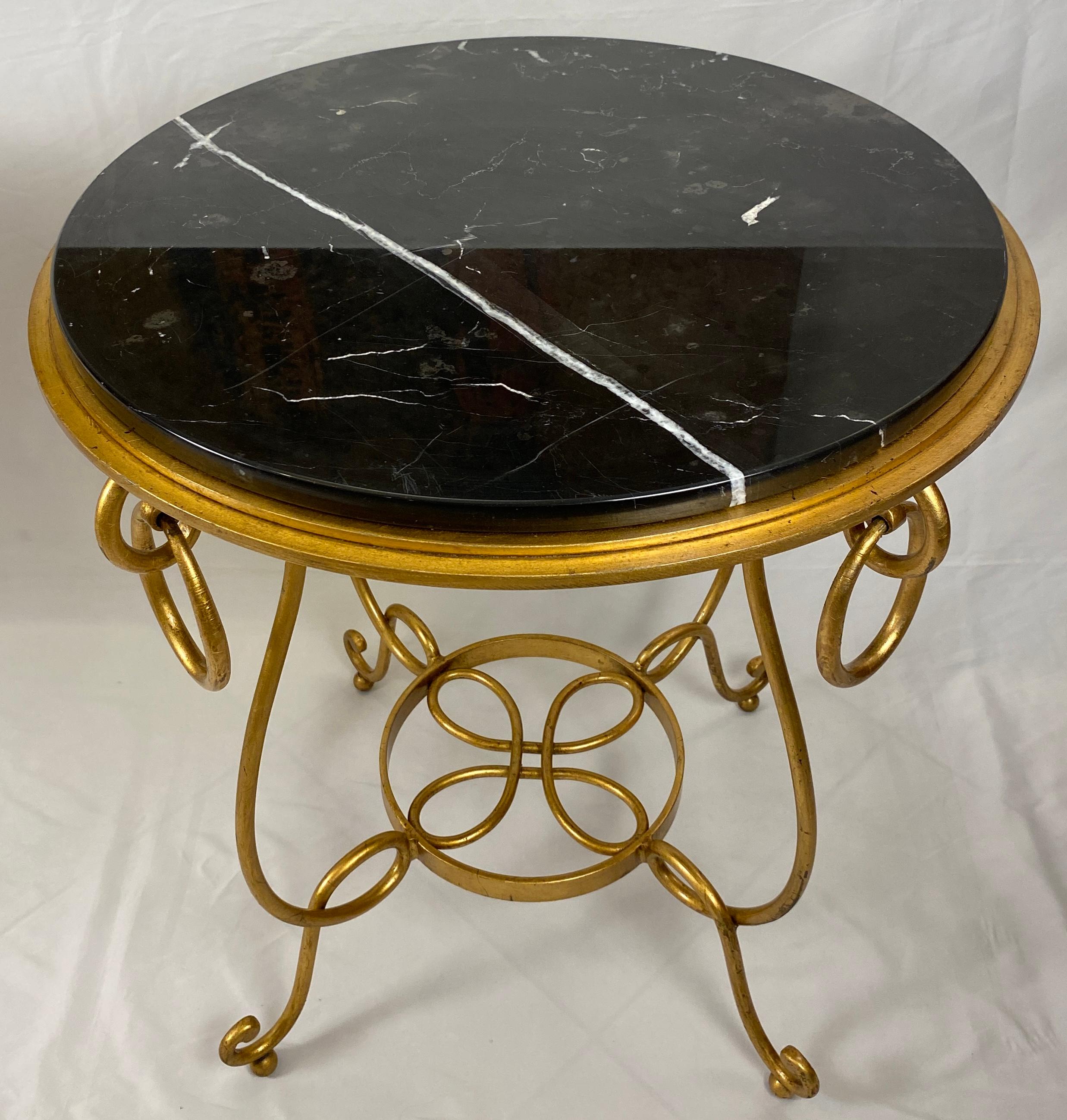 Doré Paire de tables d'appoint de style Rene Drouet en marbre et fer doré en vente