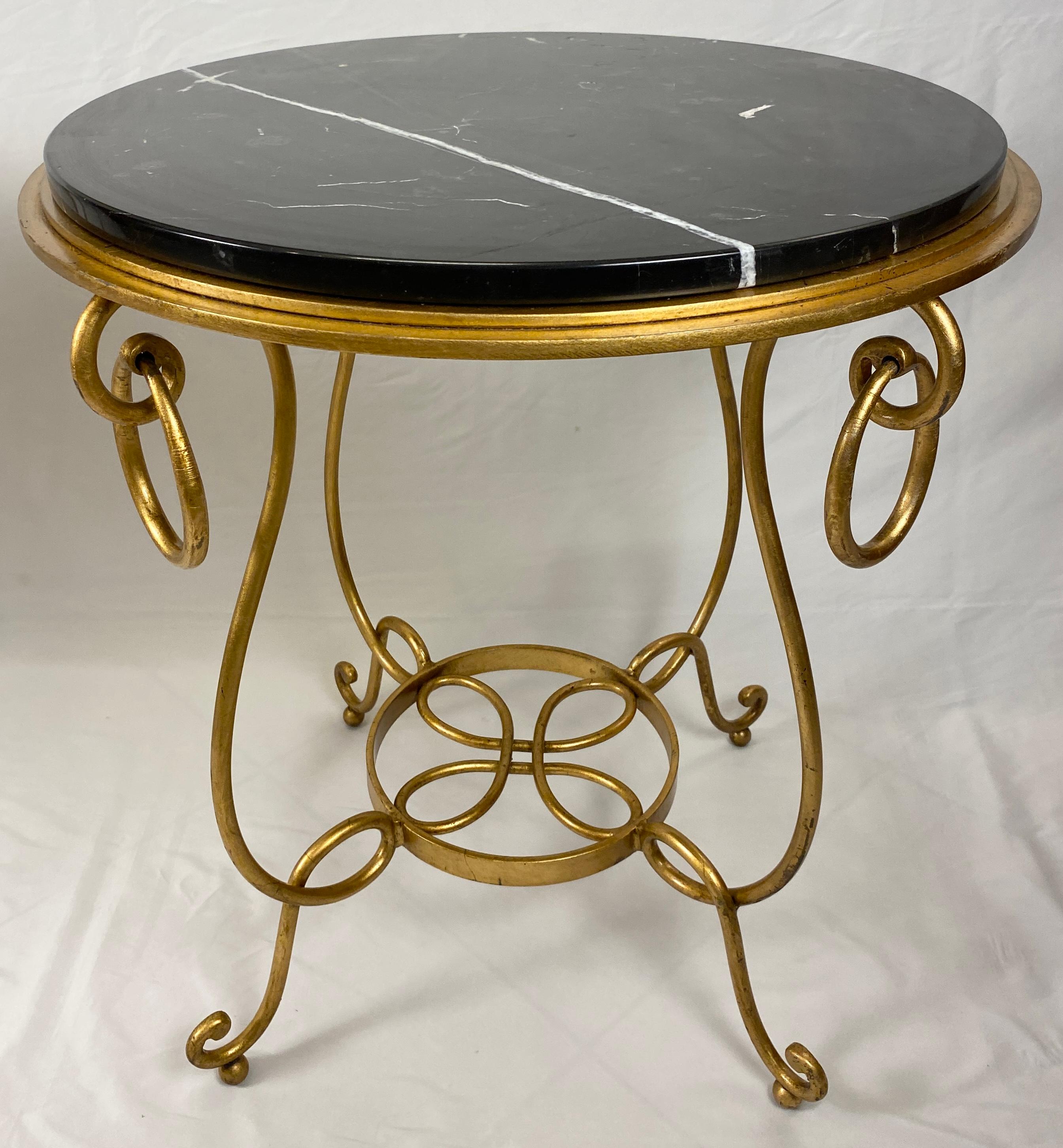 Paire de tables d'appoint de style Rene Drouet en marbre et fer doré Bon état - En vente à Miami, FL