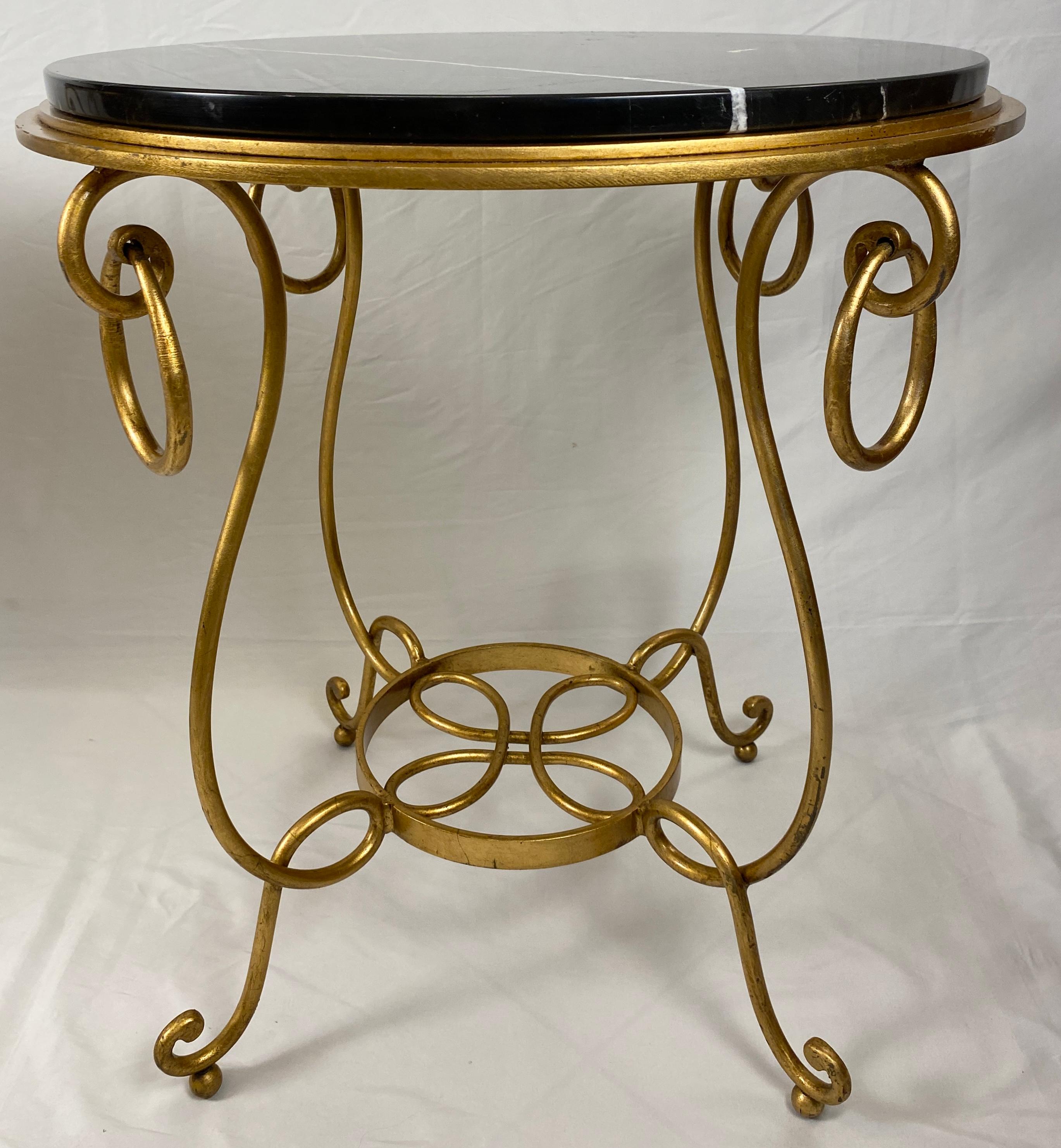 20ième siècle Paire de tables d'appoint de style Rene Drouet en marbre et fer doré en vente