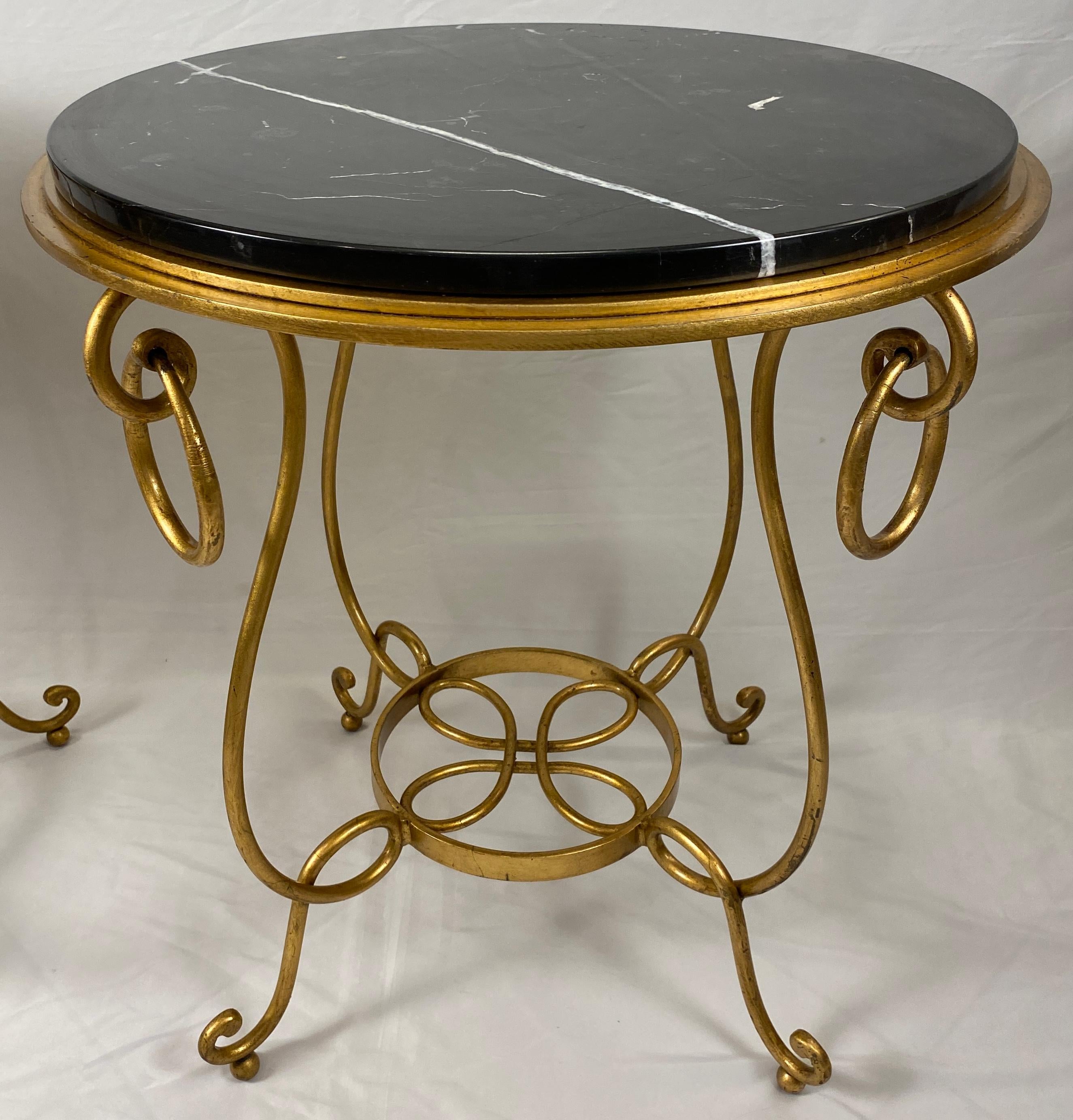 Fer Paire de tables d'appoint de style Rene Drouet en marbre et fer doré en vente