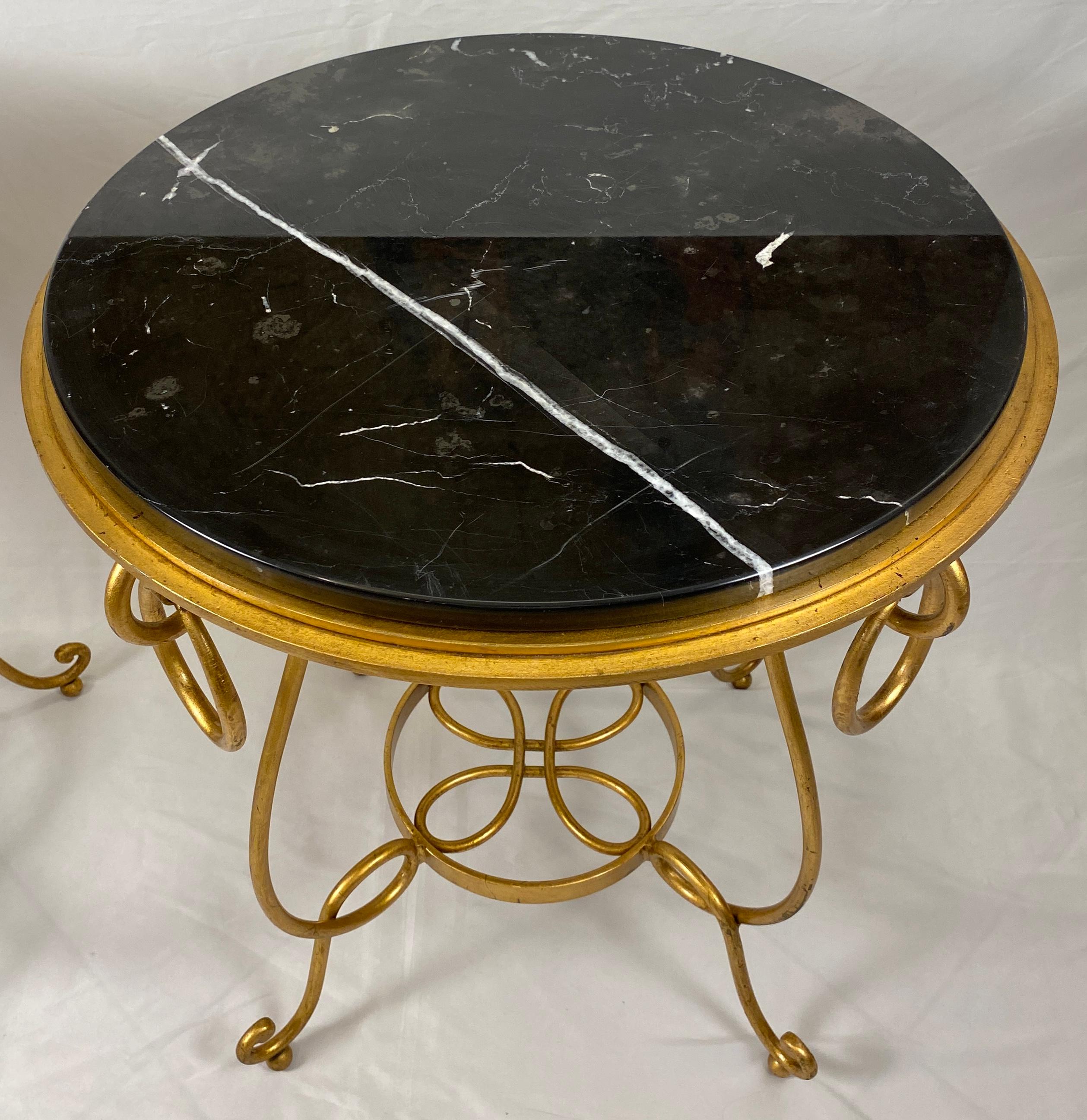 Paire de tables d'appoint de style Rene Drouet en marbre et fer doré en vente 1