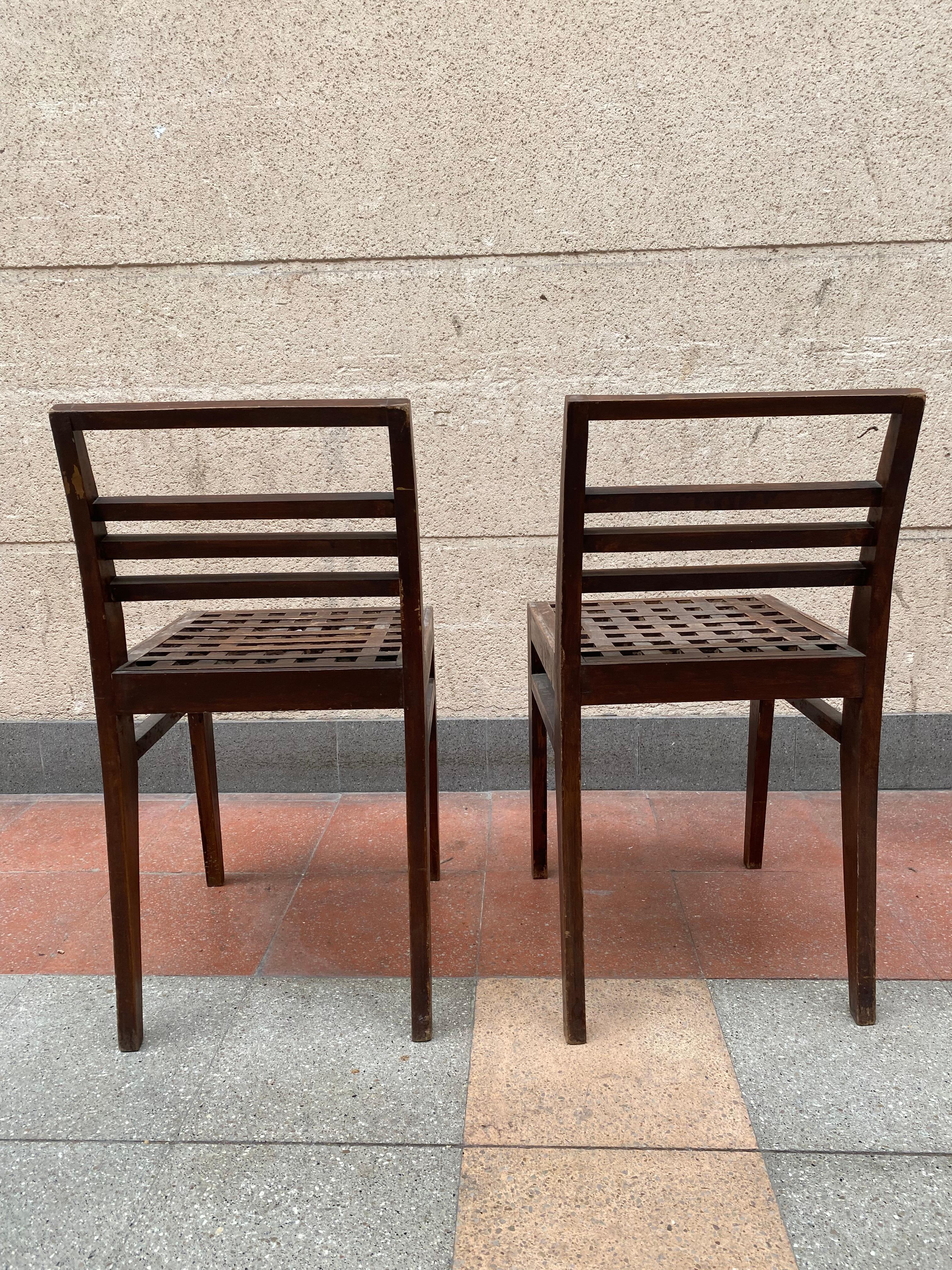 Pair of René Gabriel chairs - Circa 1947/1950
Reconstruction furniture
Developed to furnish homes damaged after the Second World War

Early model by René Gabriel
1st edition
Oak
Very good structure
Patina or wax to redo

H 75 x l 40 x d 39.5 cm

In