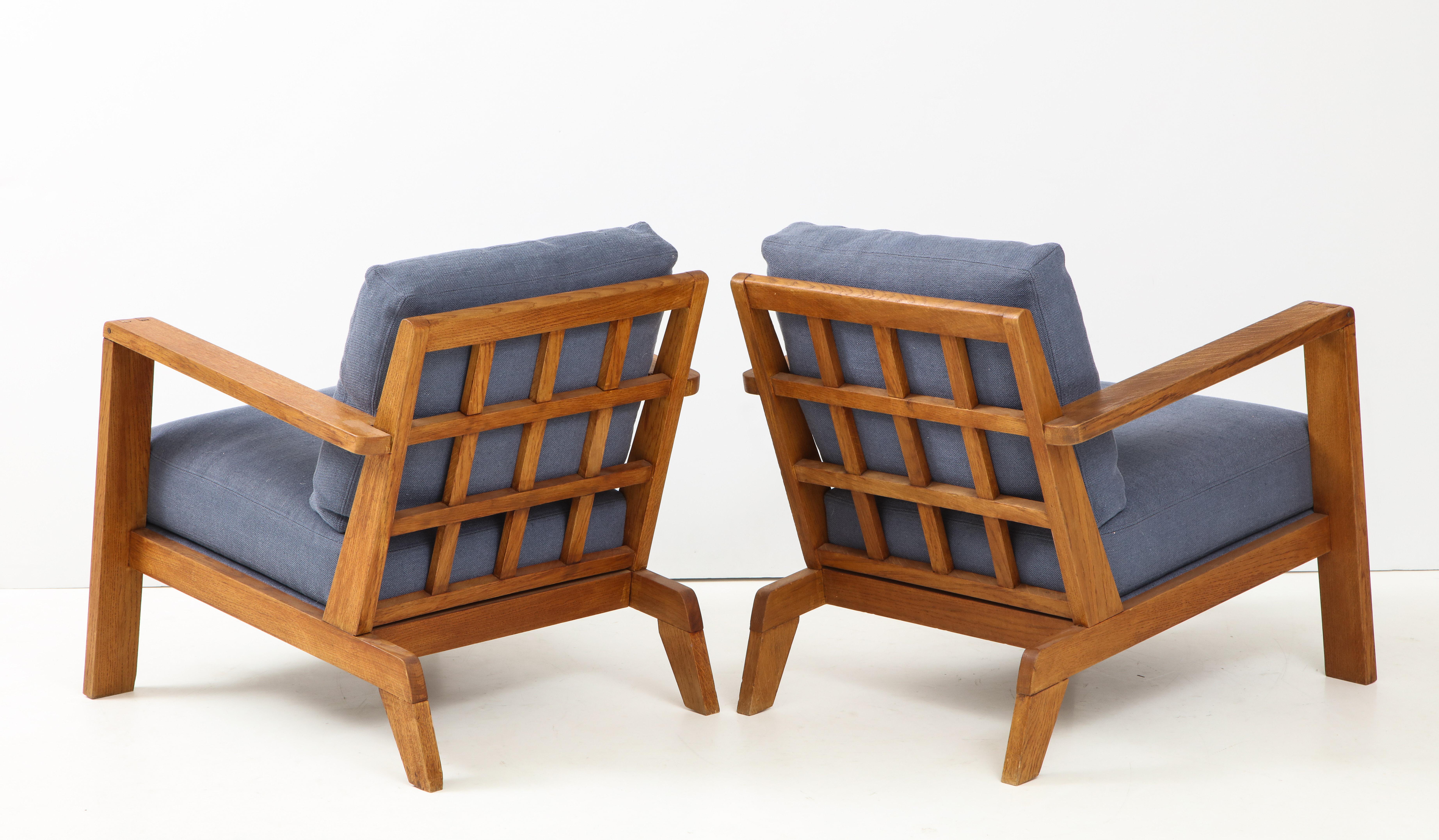 Pair of René Gabriel Oak Armchairs Upholstered in Blue Linen, France, circa 1945 In Good Condition In New York City, NY