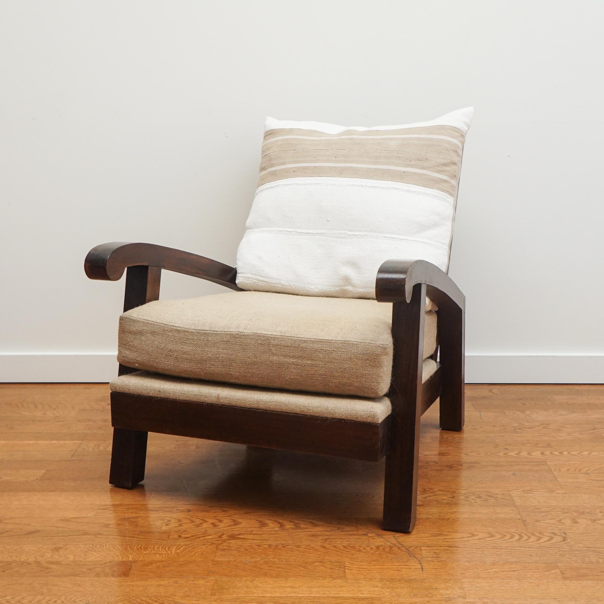 Le grand fauteuil ouvert, présenté ici, fait partie d'une paire attribuée au designer français René Gabriel. Les chaises ont été conçues pour un paquebot. Les chaises longues, de construction solide et de taille généreuse, ont été modernisées avec