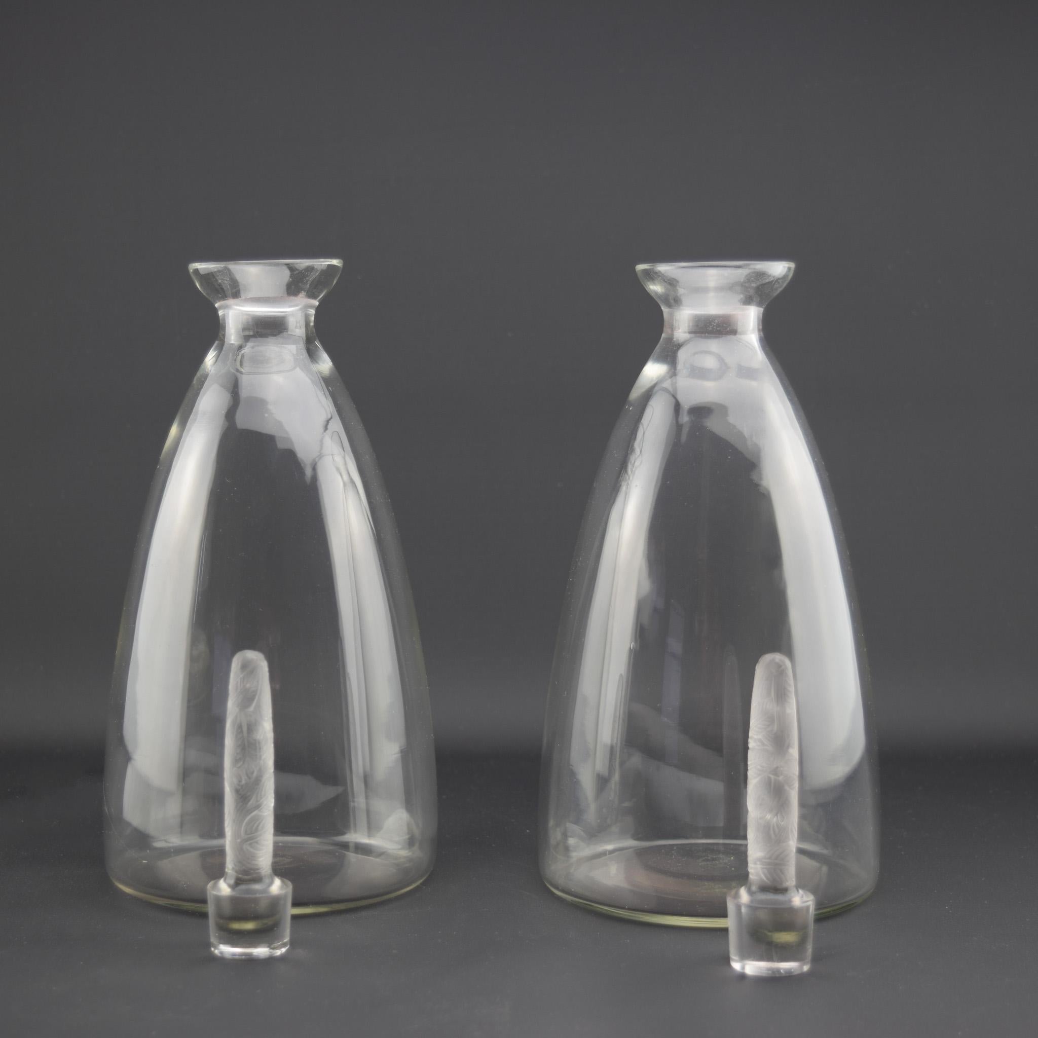 Pareja de decantadores diseño René Lalique Dornach C1927 Moldeado en venta