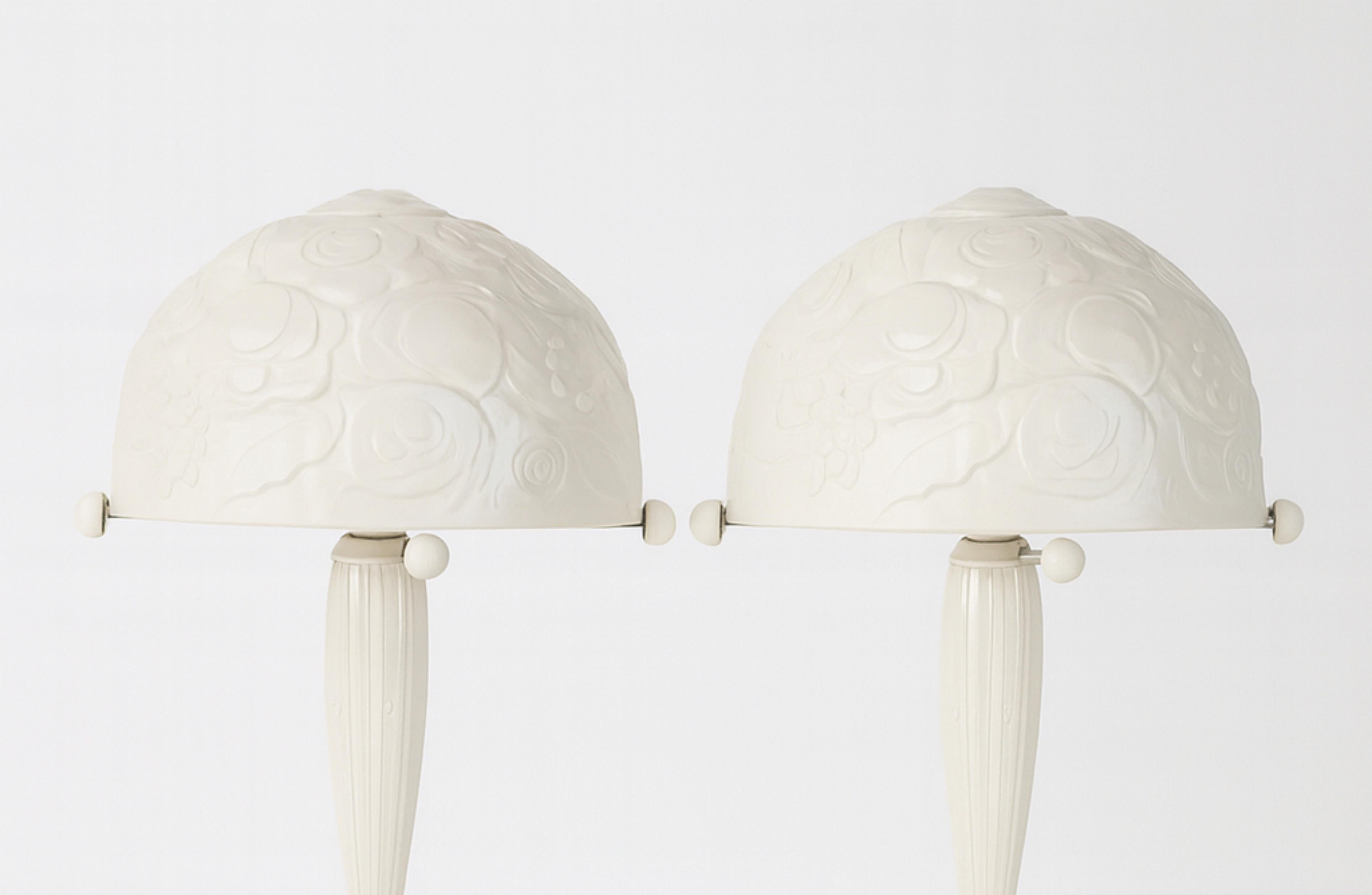 Pair of René Lalique style Art Deco Off White Lacquer Brass Table Lamp, 1920s im Zustand „Gut“ im Angebot in Lisbon, PT