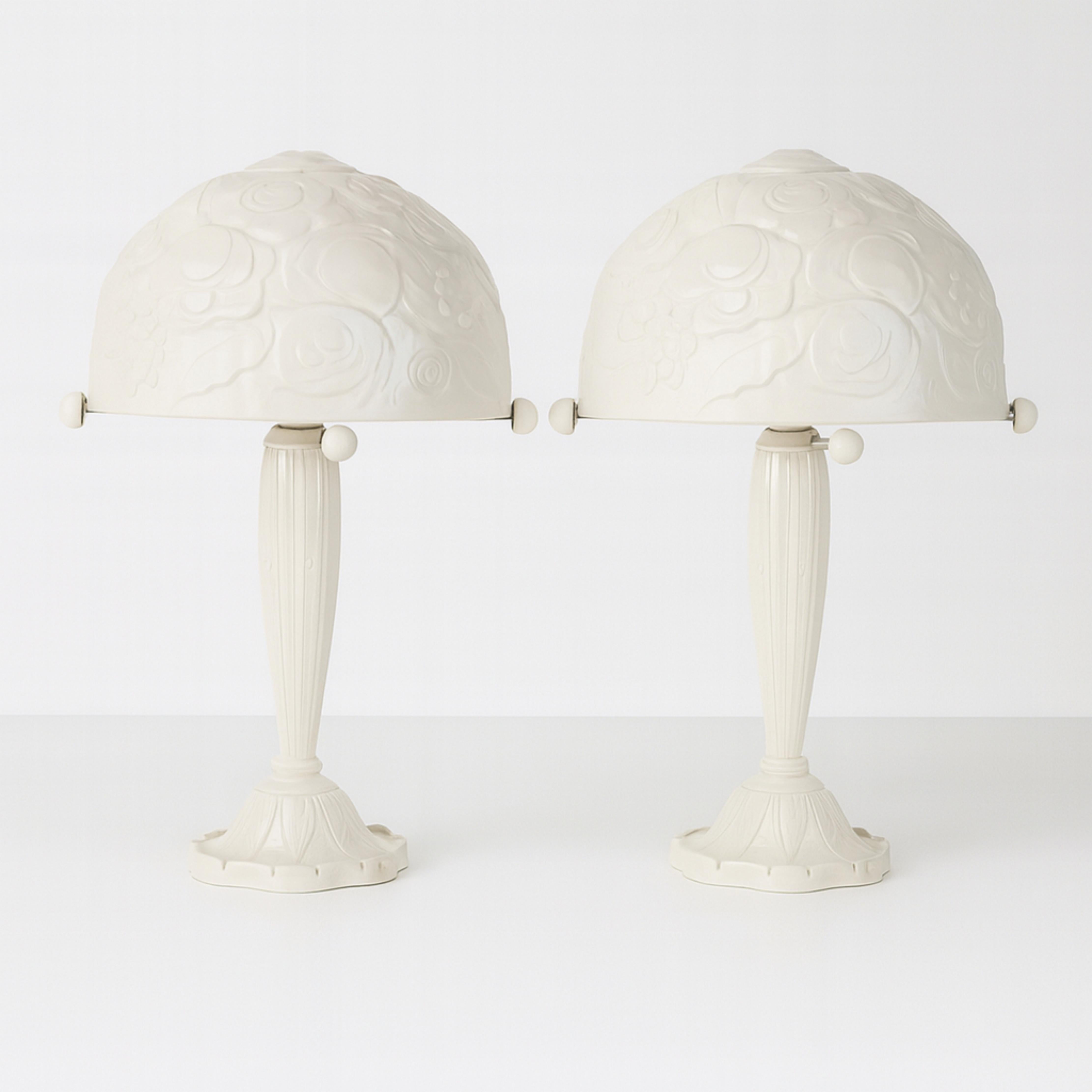 Pair of René Lalique style Art Deco Off White Lacquer Brass Table Lamp, 1920s (20. Jahrhundert) im Angebot