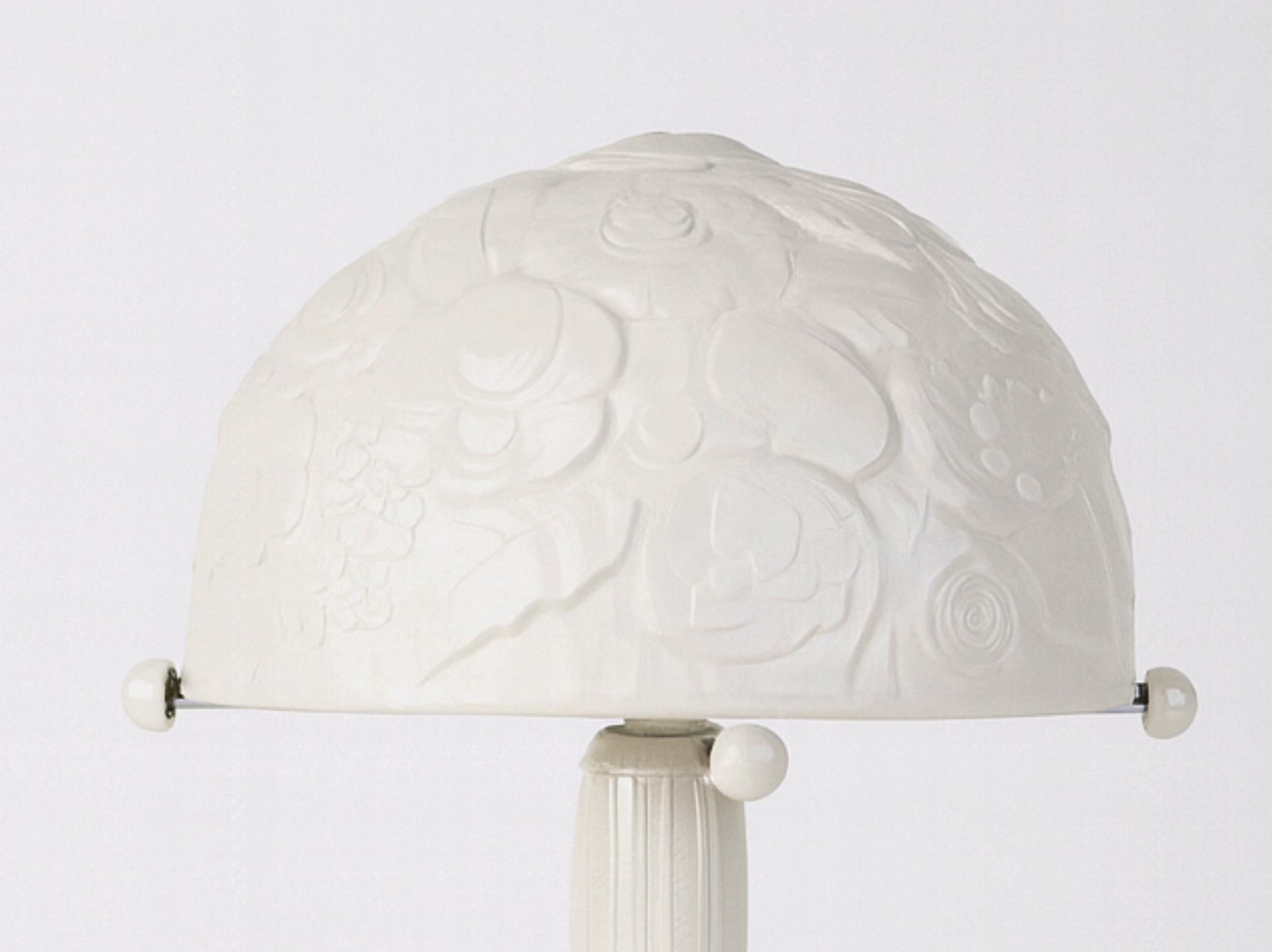 Pair of René Lalique style Art Deco Off White Lacquer Brass Table Lamp, 1920s (Glas) im Angebot