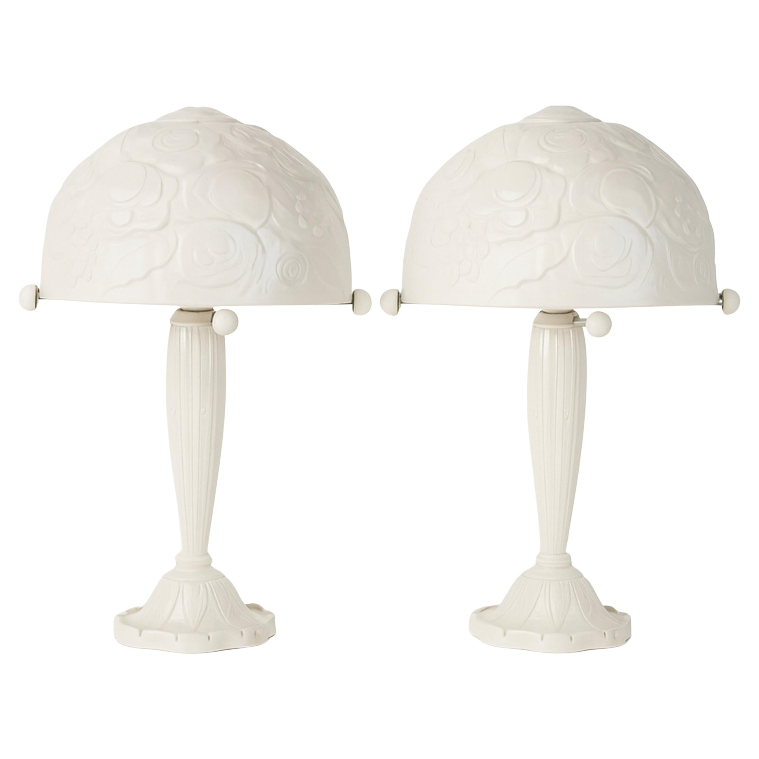 Pair of René Lalique style Art Deco Off White Lacquer Brass Table Lamp, 1920s im Angebot