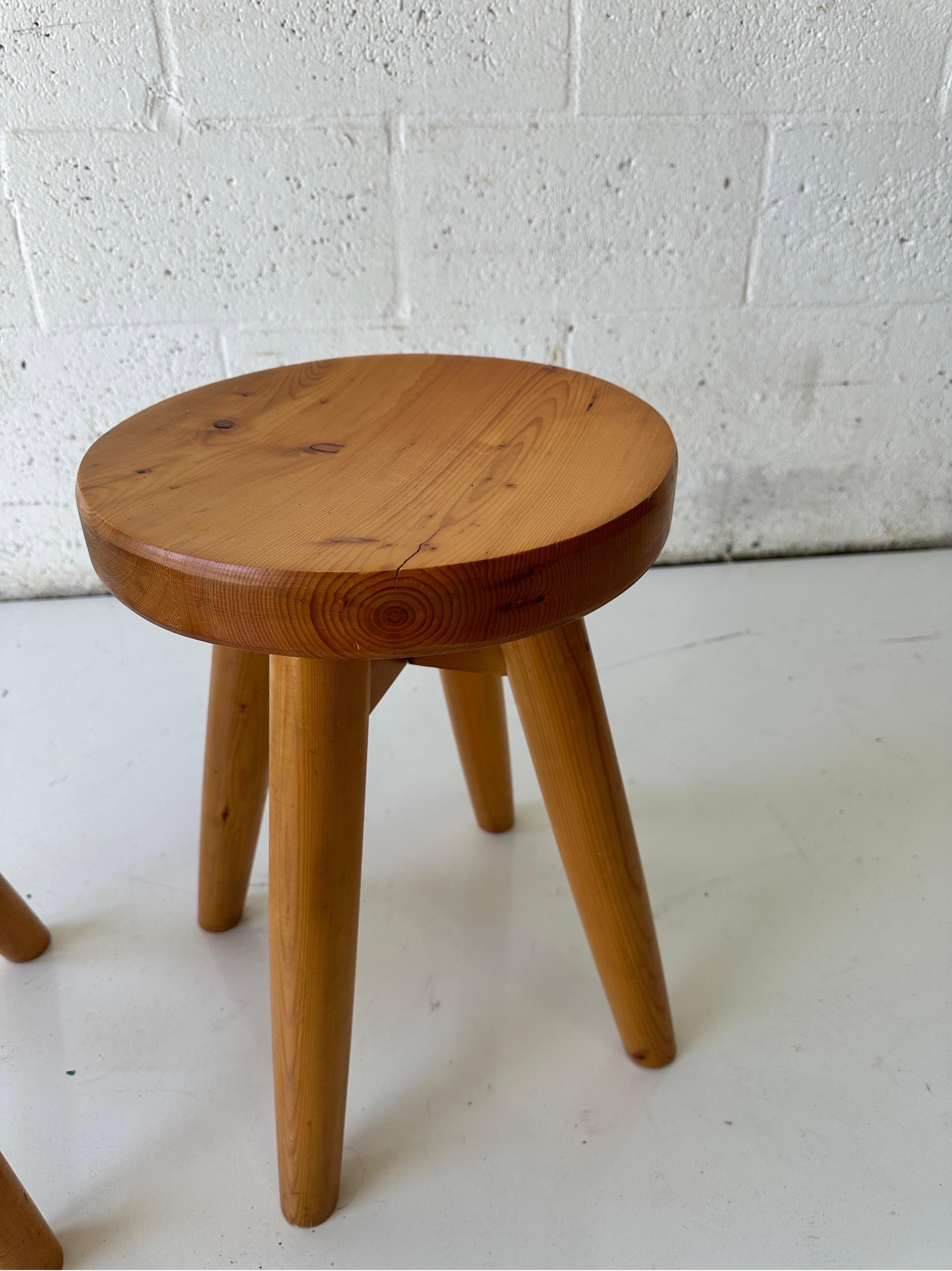 Pareja de taburetes de madera de pino Rene Martin Moderno de mediados de siglo en venta