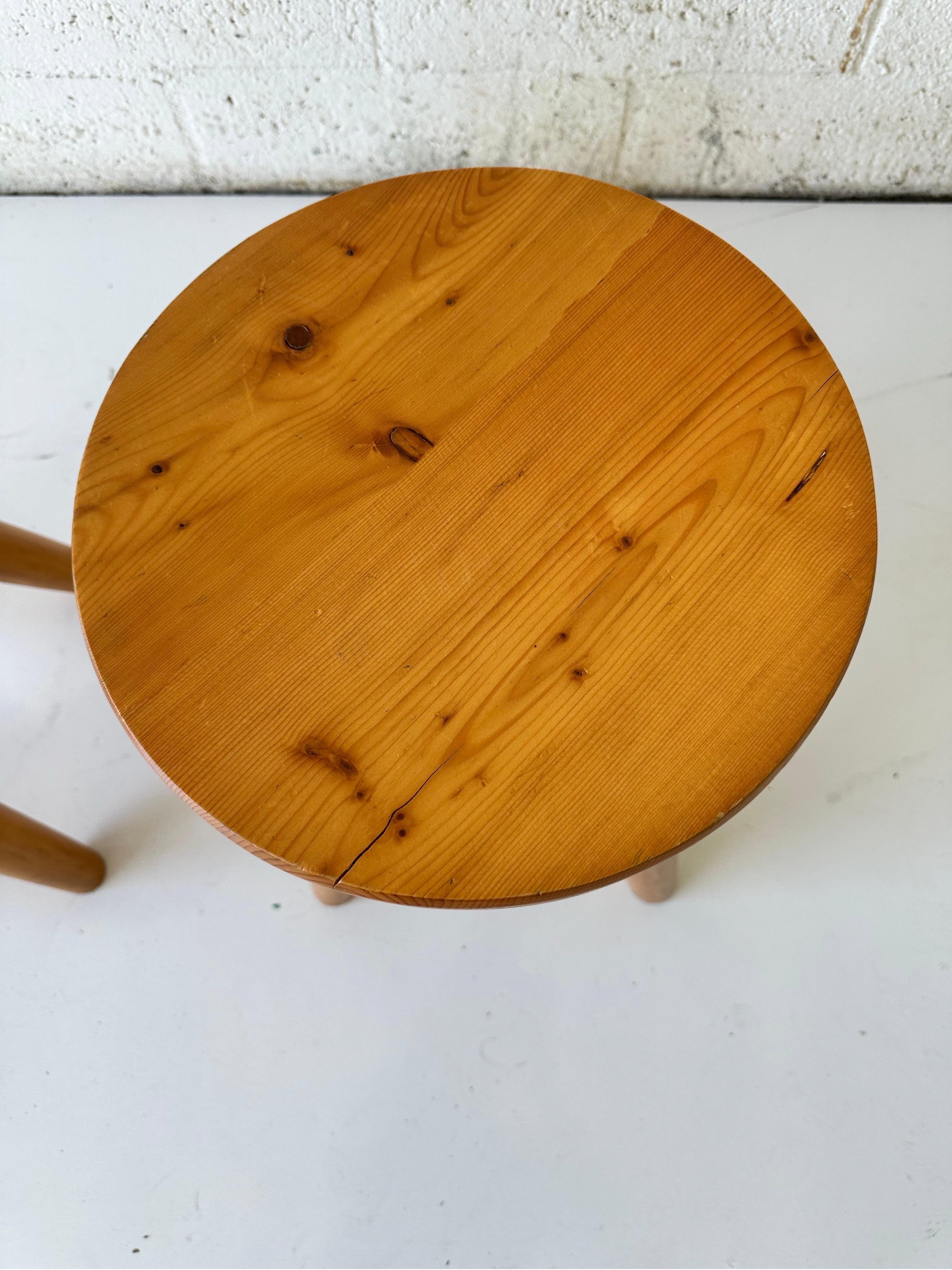 Pareja de taburetes de madera de pino Rene Martin en venta 1