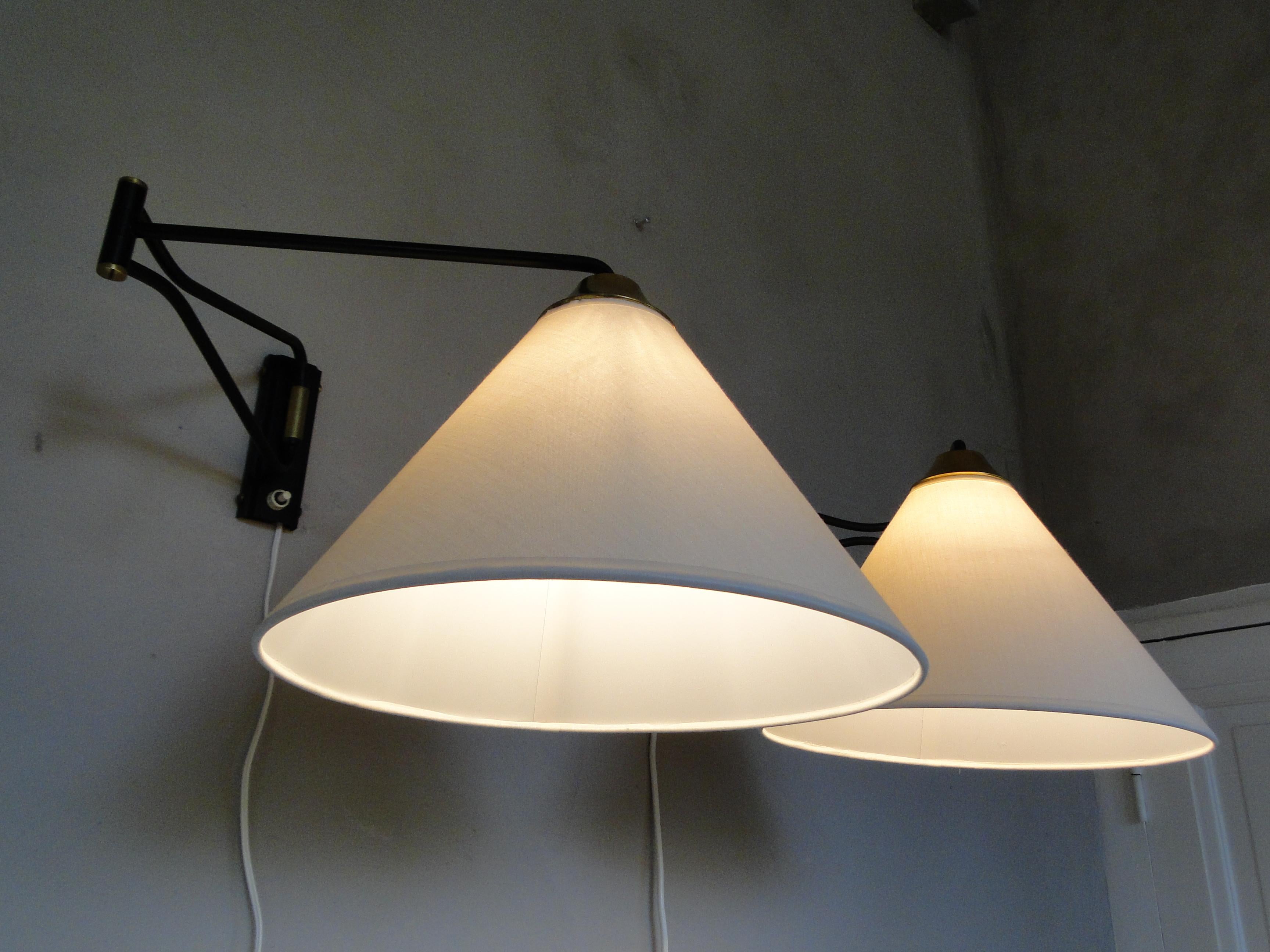 Mid-Century moderno Coppia di lampade a braccio oscillante Rene Mathieu Lampada da parete francese regolabile  Lunel Arlus in vendita