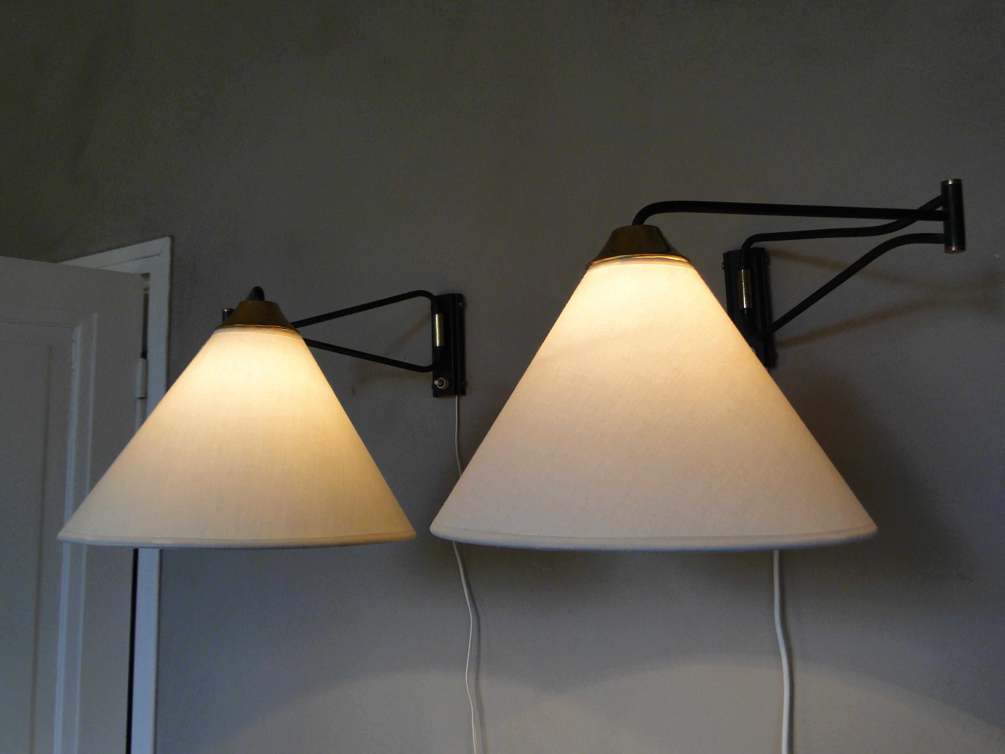 Francese Coppia di lampade a braccio oscillante Rene Mathieu Lampada da parete francese regolabile  Lunel Arlus in vendita