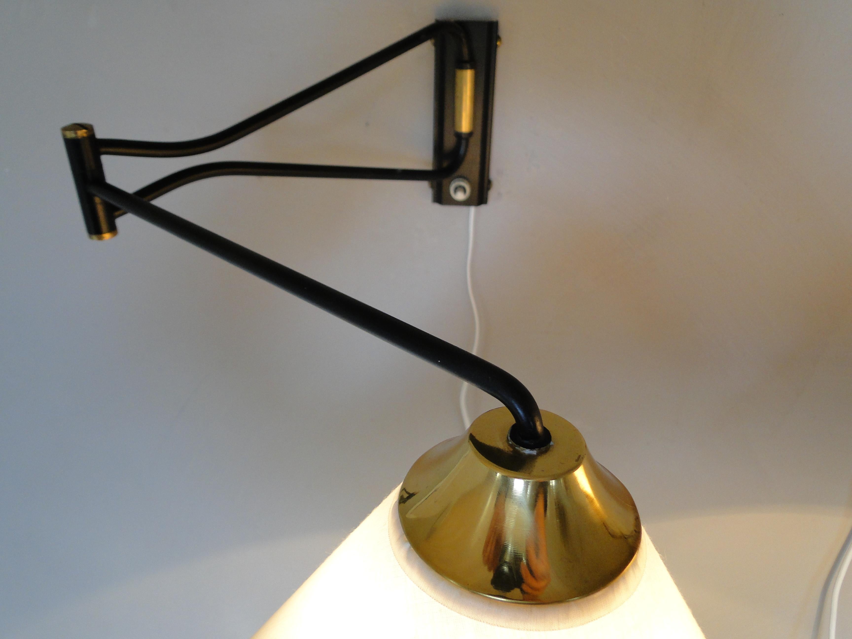 Metallo Coppia di lampade a braccio oscillante Rene Mathieu Lampada da parete francese regolabile  Lunel Arlus in vendita