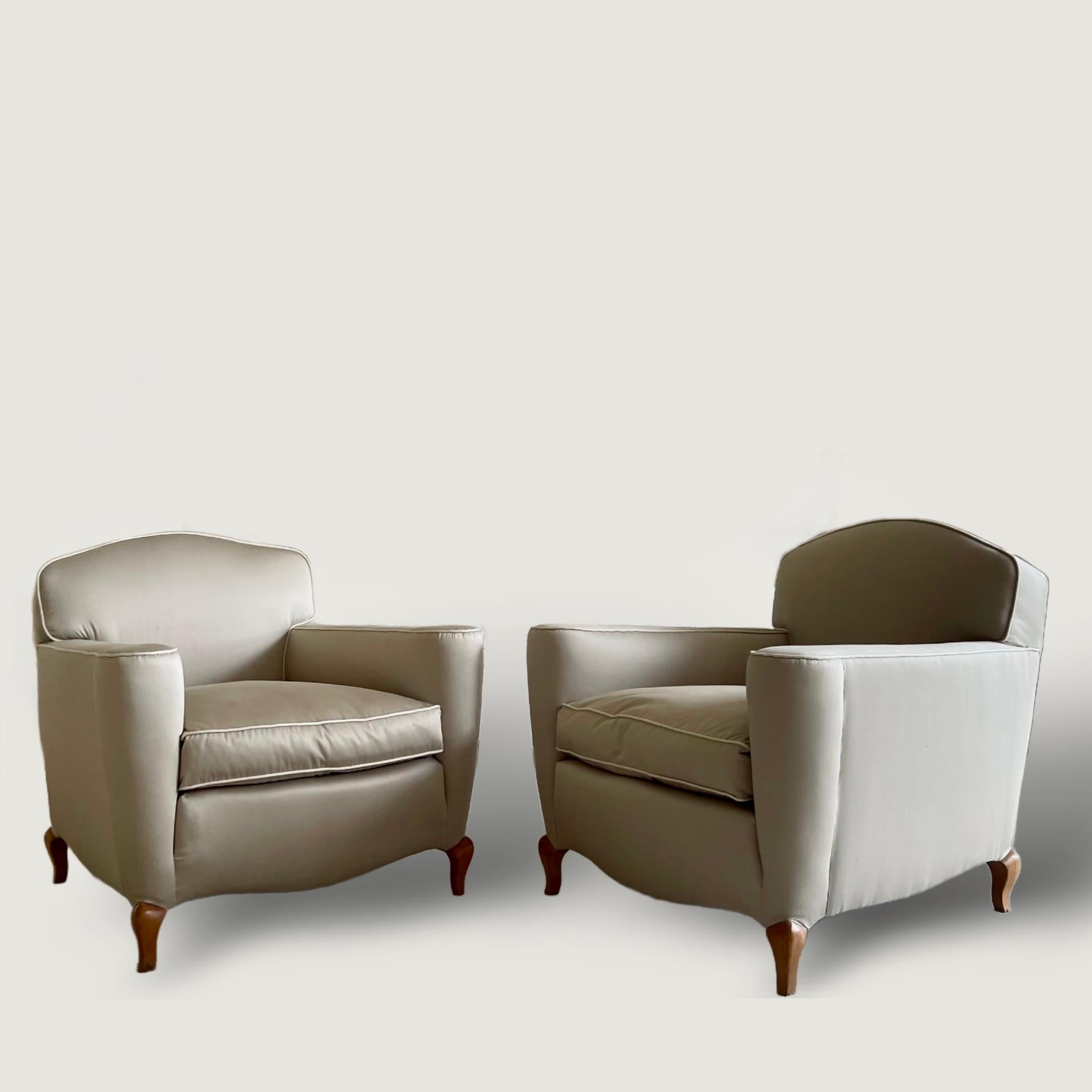 Una superba coppia di poltrone Rene Prou, circa 1940. 
Rivestito in taupe con profili a contrasto, con gambe curve, schienale e braccioli a voluta. 
