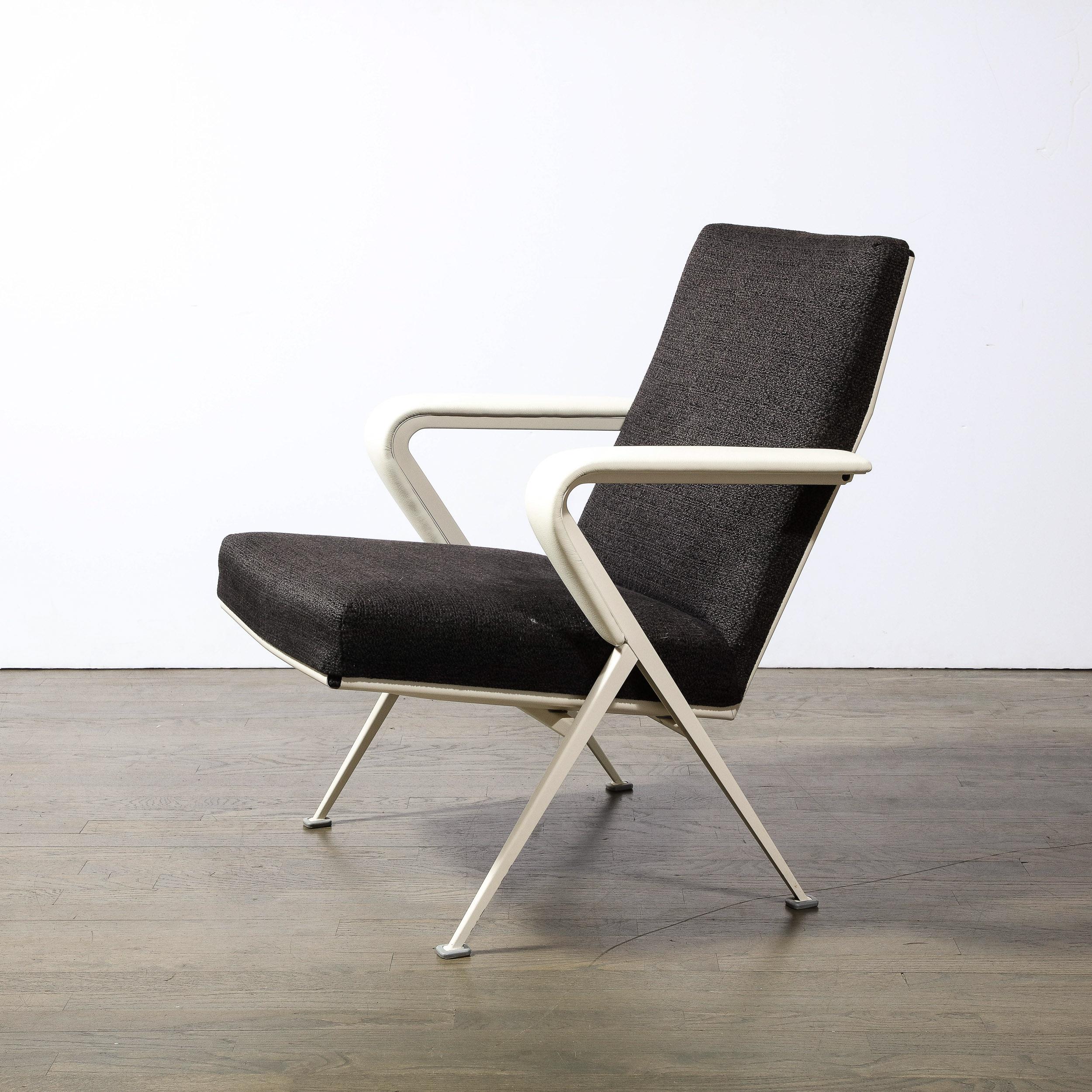 Milieu du XXe siècle Paire de chaises à poser en cuir blanc, acier émaillé et tissu d'ameublement anthracite en vente