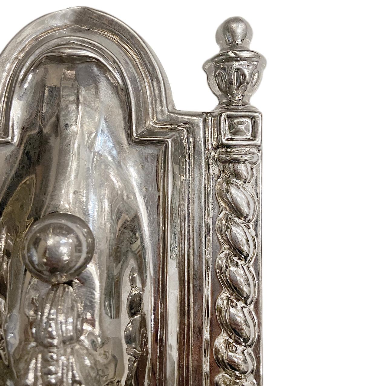Italiano Coppia di appliques in metallo Repousse in vendita