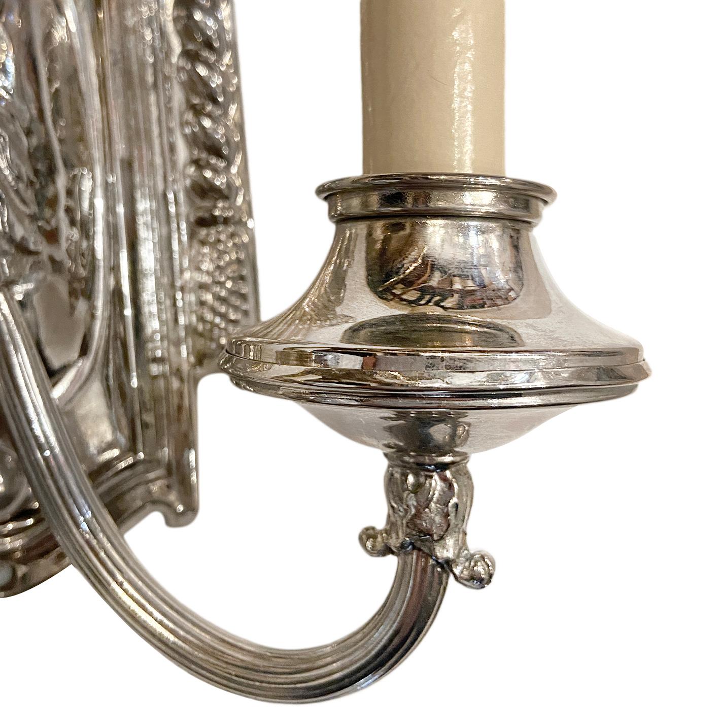 Sbalzo Coppia di appliques in metallo Repousse in vendita