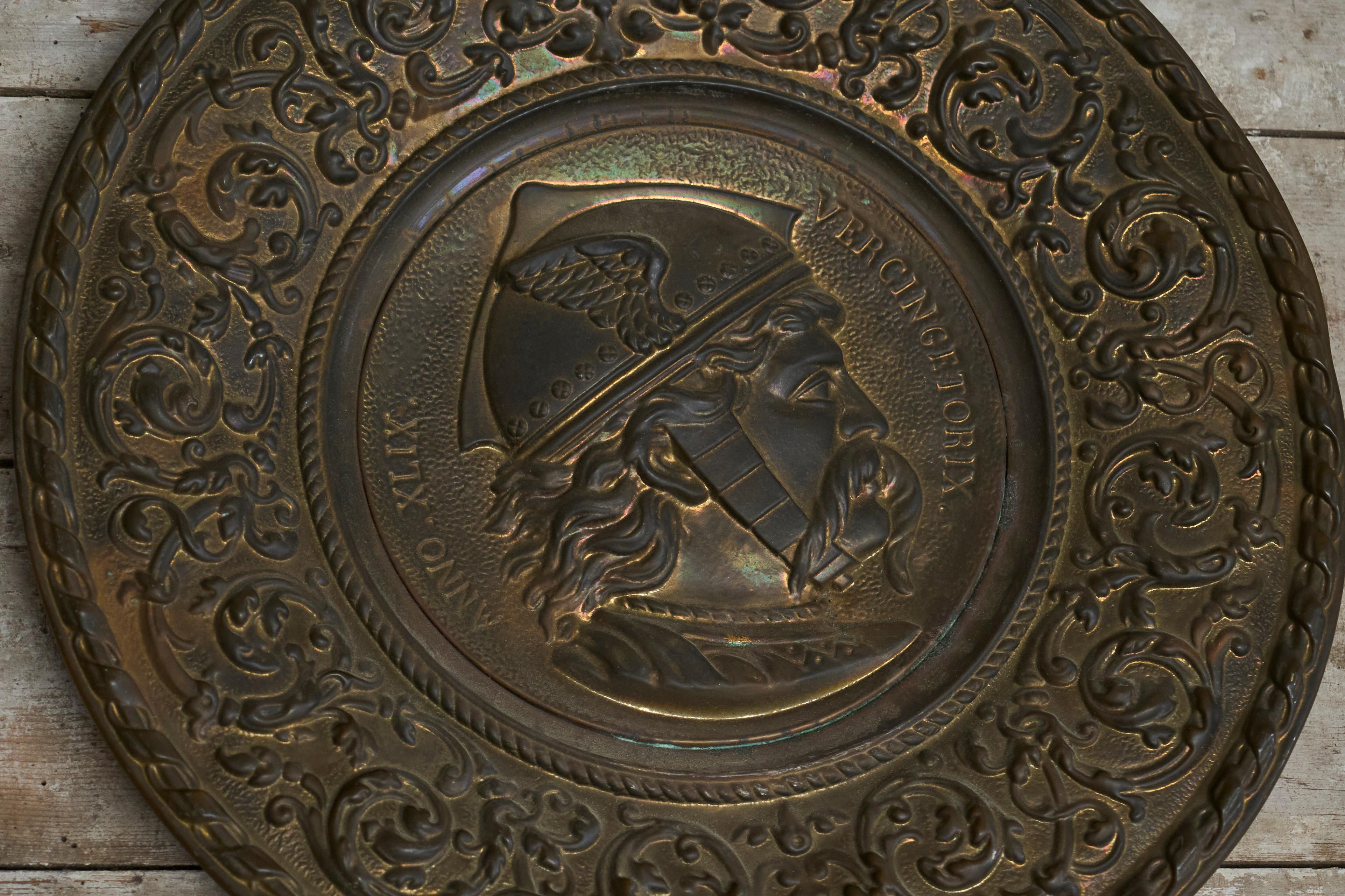 Paar Repoussen aus patiniertem Kupfer mit Cäsar und Vercingetorix 19. im Angebot 7