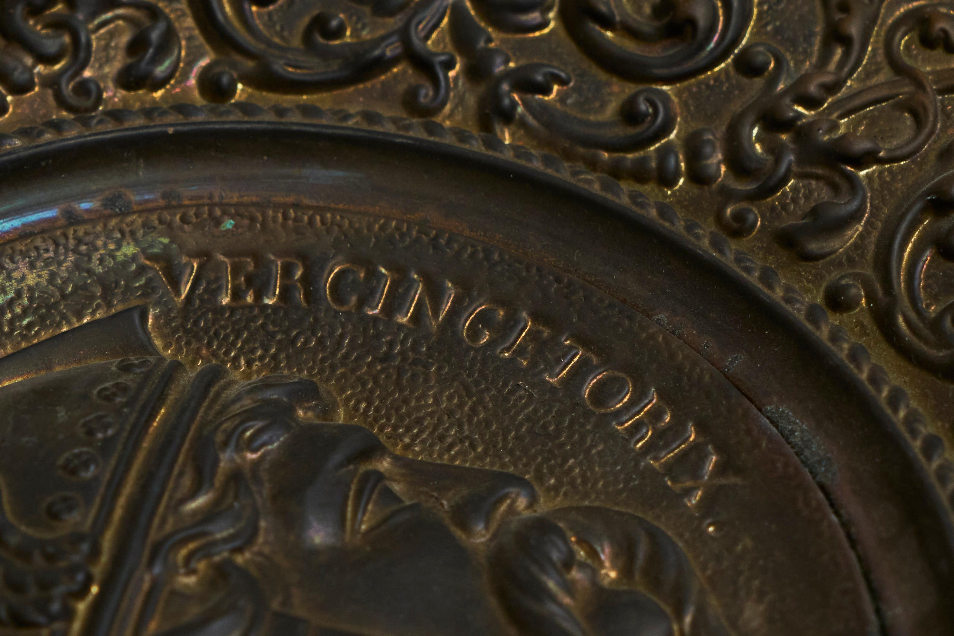 Paar Repoussen aus patiniertem Kupfer mit Cäsar und Vercingetorix 19. im Angebot 8