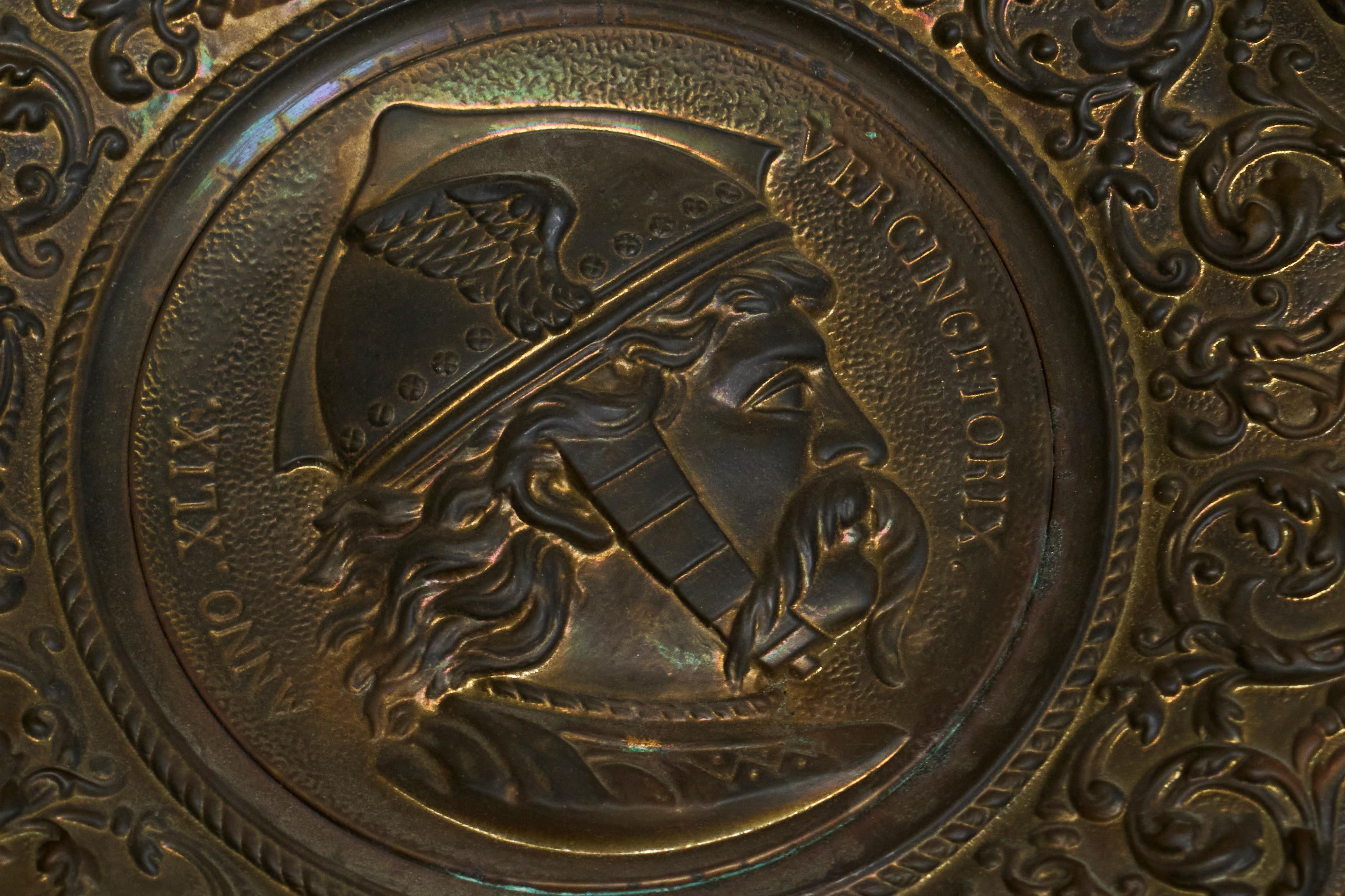 Paar Repoussen aus patiniertem Kupfer mit Cäsar und Vercingetorix 19. im Angebot 12