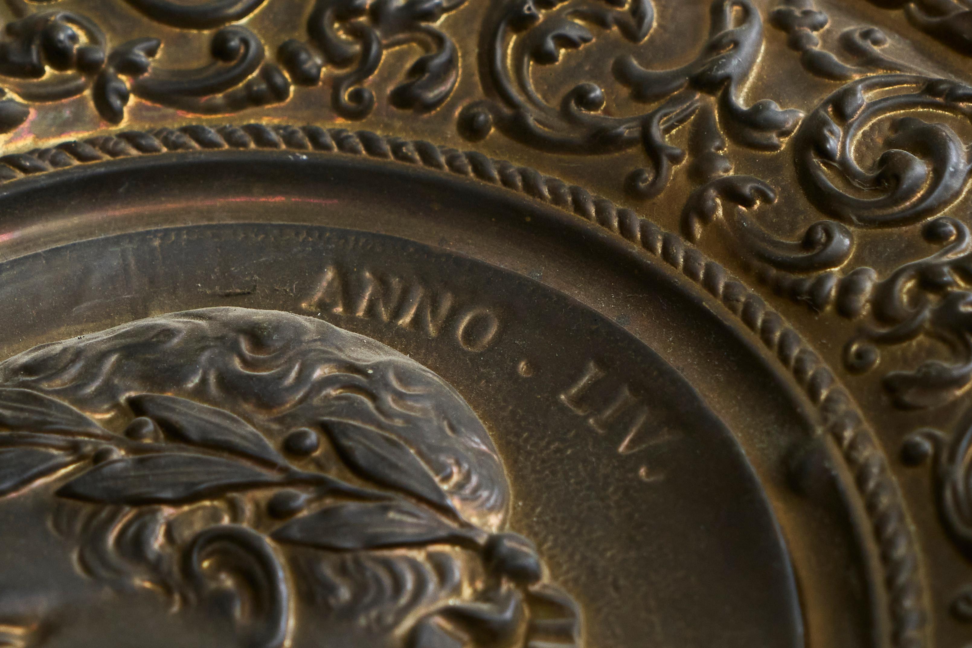 Paar Repoussen aus patiniertem Kupfer mit Cäsar und Vercingetorix 19. im Angebot 1