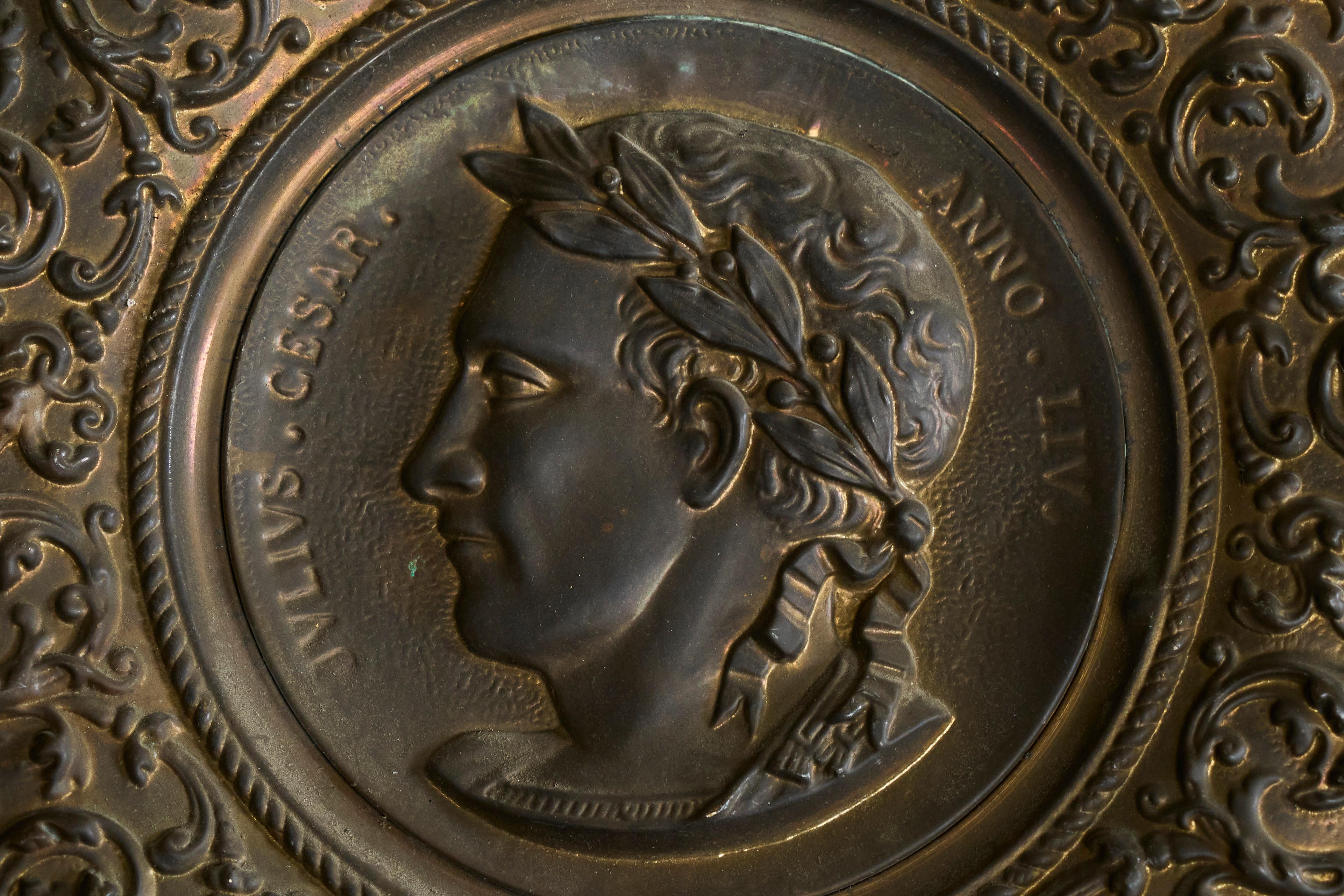 Paar Repoussen aus patiniertem Kupfer mit Cäsar und Vercingetorix 19. im Angebot 2