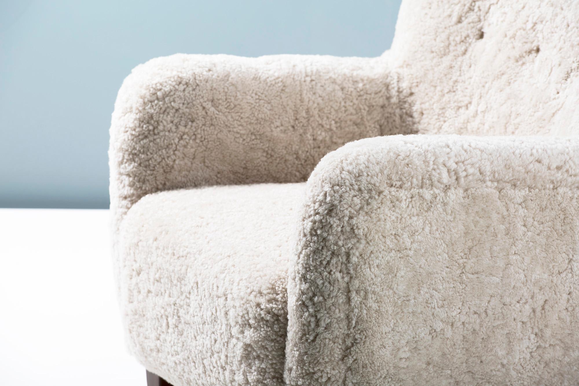 Paire de fauteuils en peau de mouton de style moderne danois fabriqués sur mesure Neuf - En vente à London, GB