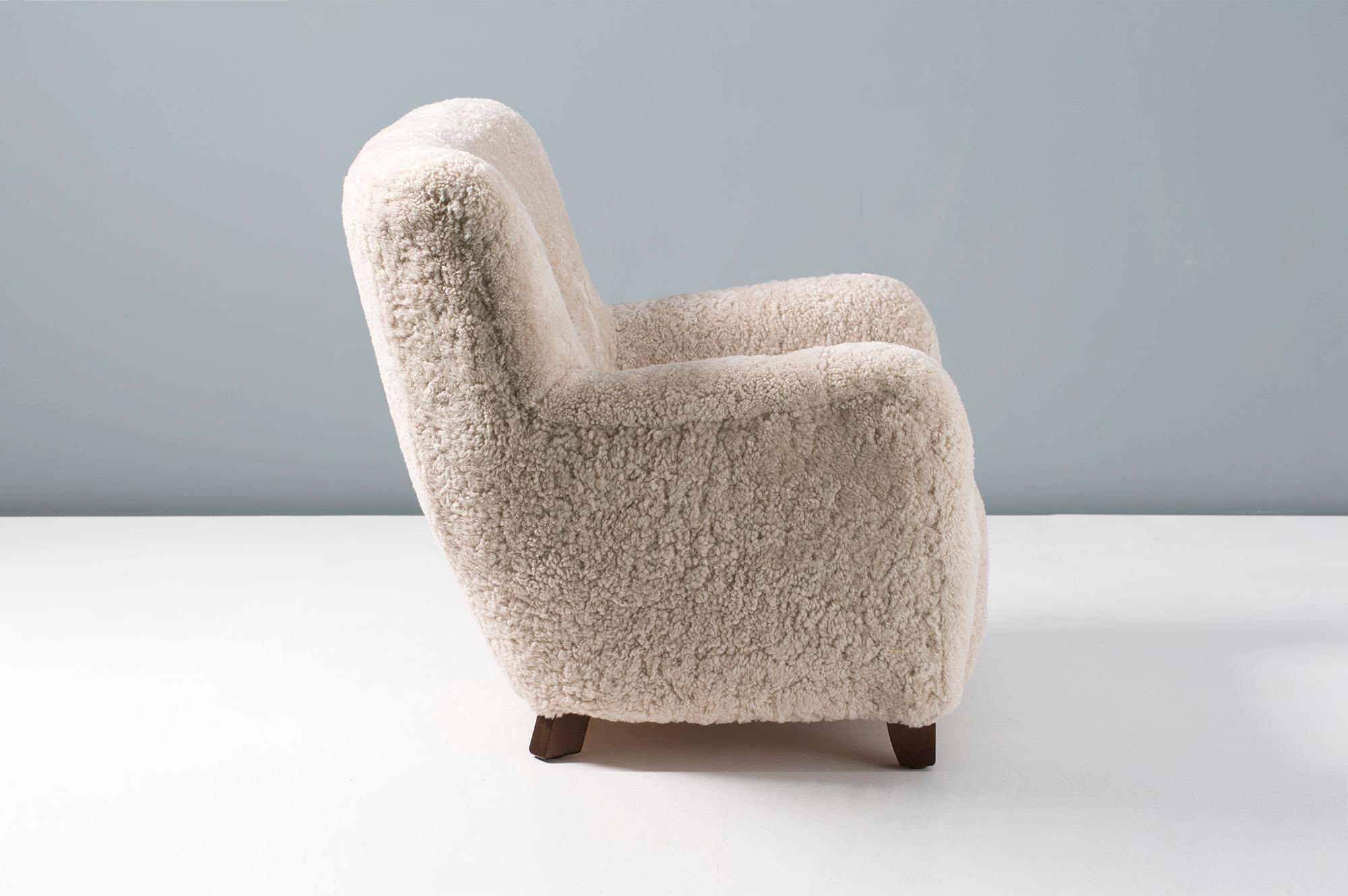 Paire de fauteuils en peau de mouton de style moderne danois fabriqués sur mesure en vente 2