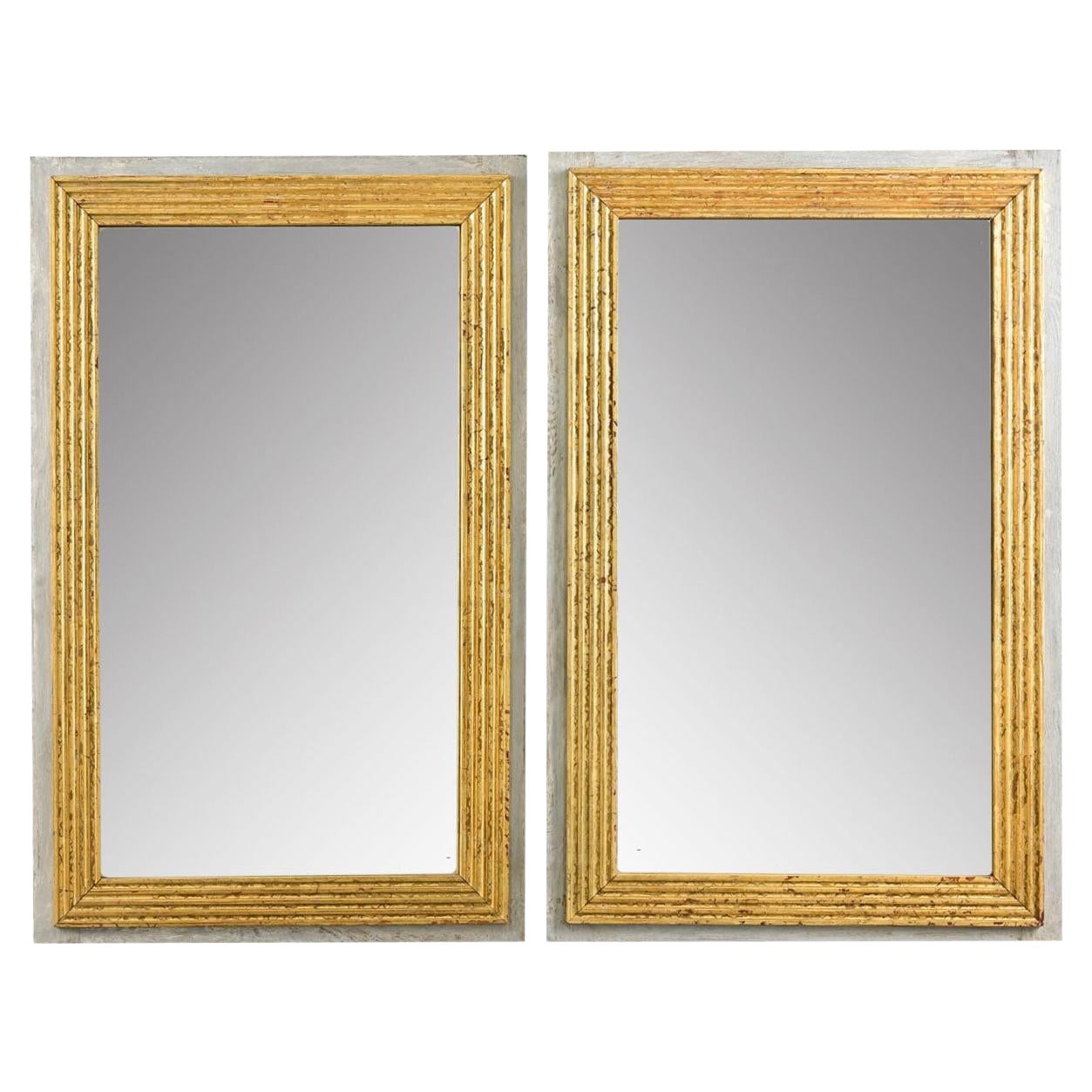 Paire de miroirs de reproduction peints et dorés
