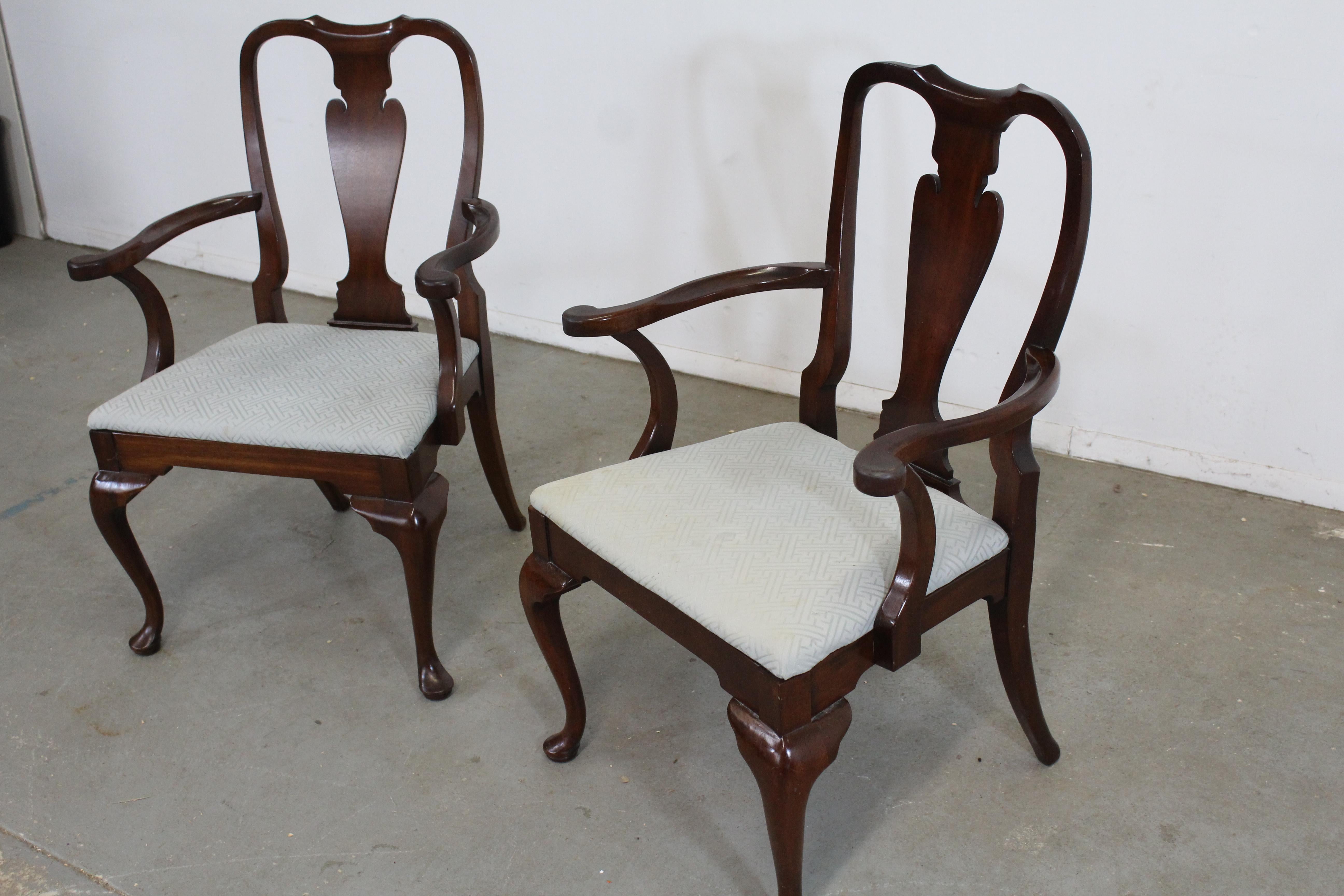 Américain Paire de reproductions de chaises de salle à manger Queen Anne à bras en acajou massif en vente