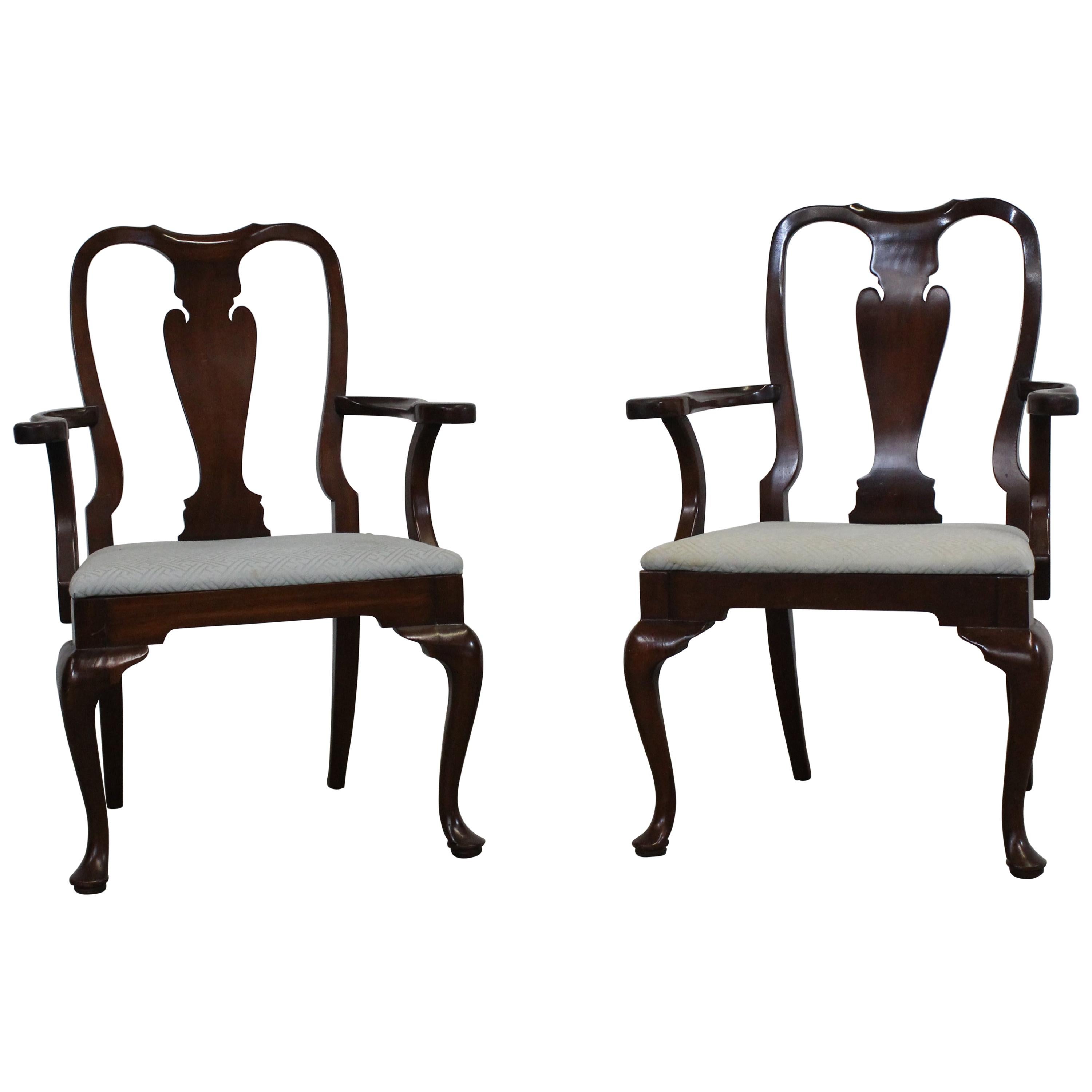Paire de reproductions de chaises de salle à manger Queen Anne à bras en acajou massif en vente
