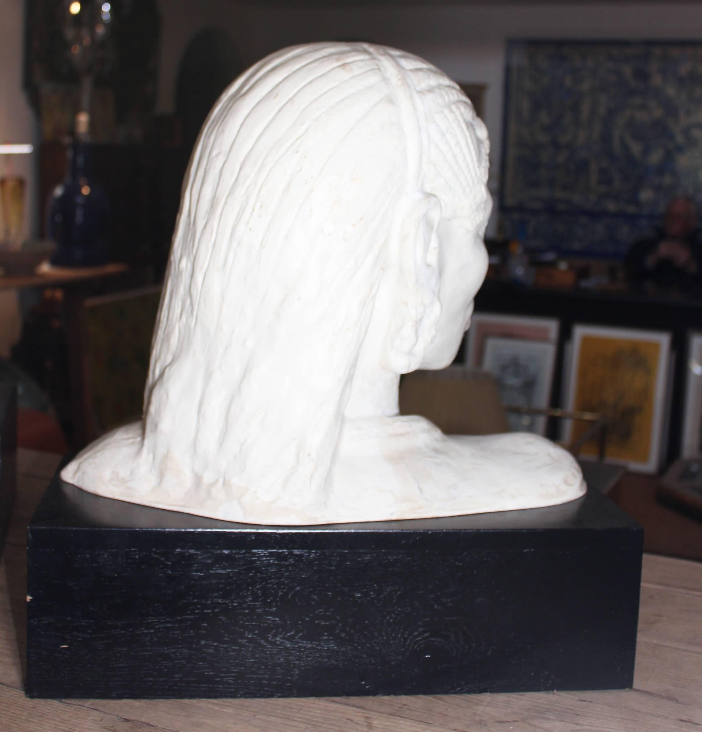 Pair of Resin African Busts with Plaster Finish on a Black Wooden Pedestal In Good Condition In Marbella, ES