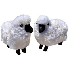 Paar Schafskulpturen aus Harz und Fell
