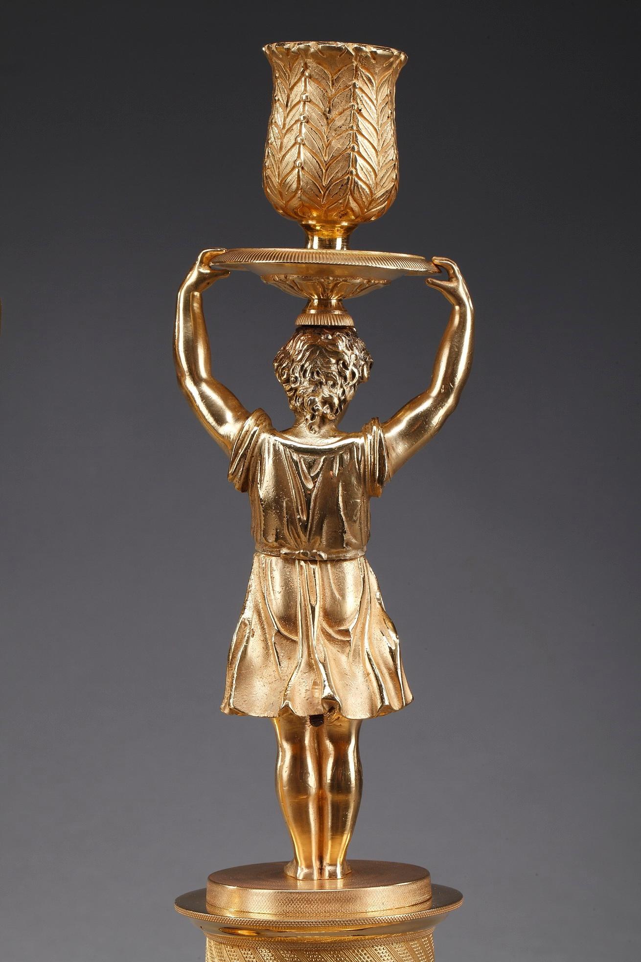 Paire de bougeoirs en bronze doré de la restauration Bon état - En vente à Paris, FR