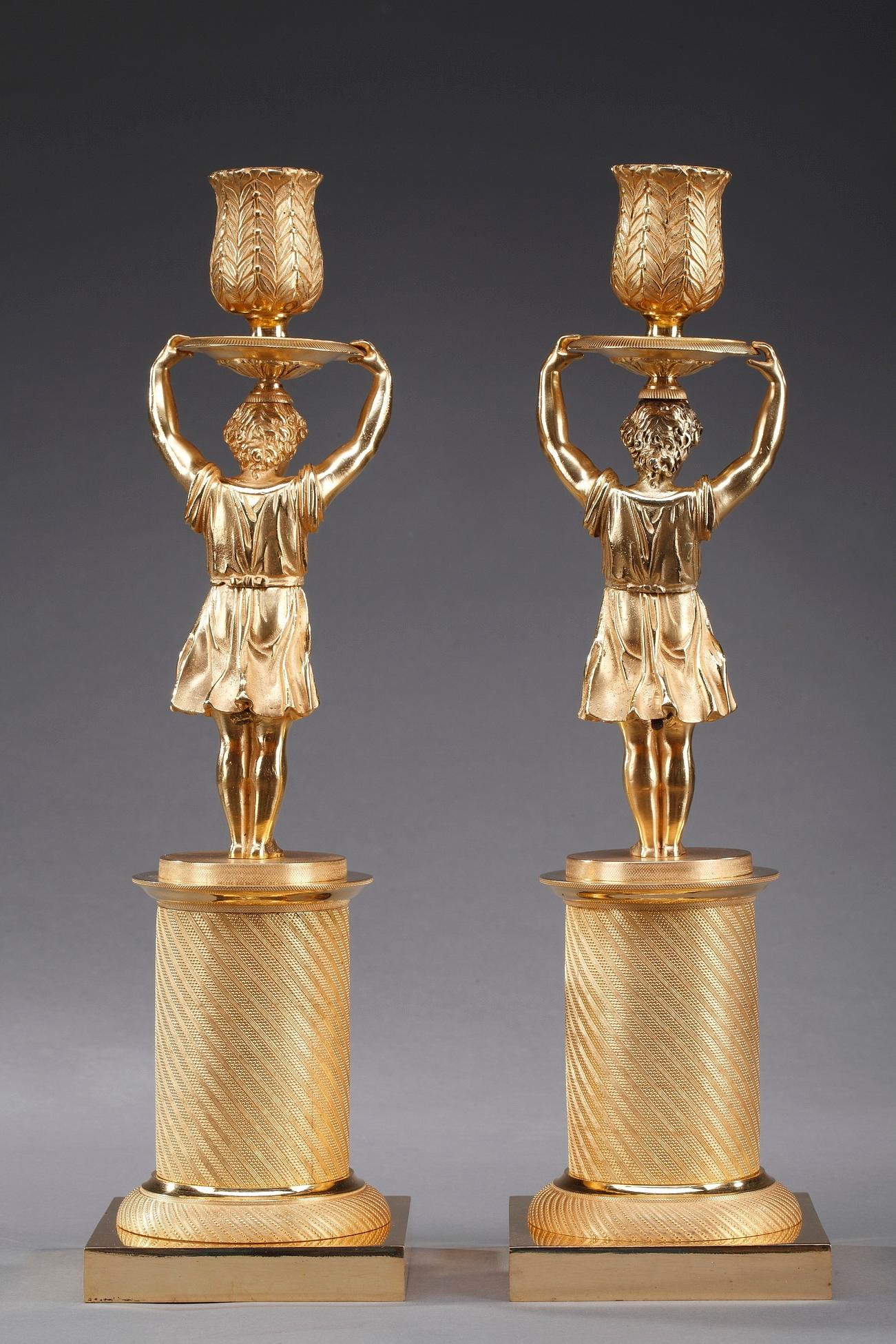 XIXe siècle Paire de bougeoirs en bronze doré de la restauration en vente
