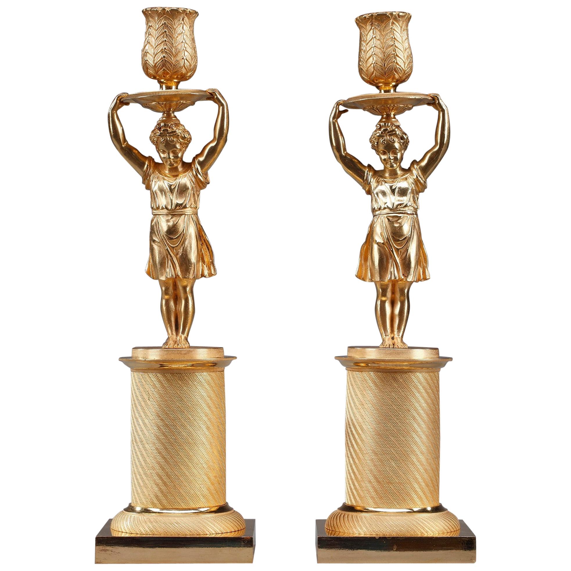 Paar Restauration-Kerzenständer aus vergoldeter Bronze