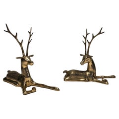 Coppia di sculture in bronzo intitolate “Cervi a riposo”. Lavoro francese. Circa 1970