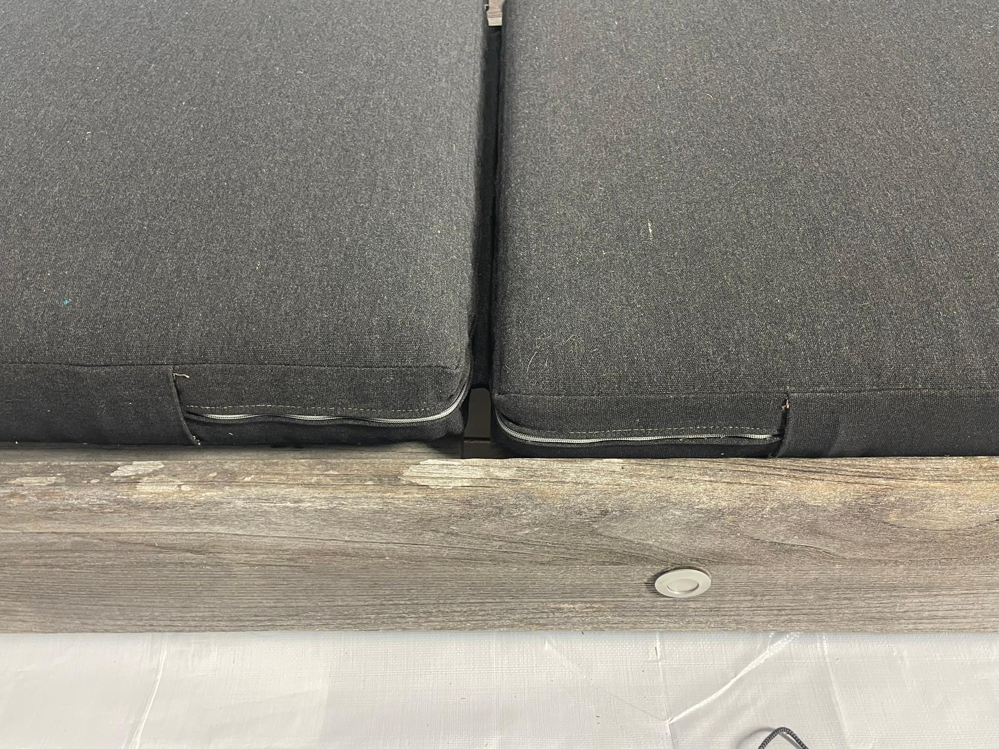 Coppia di lettini da esterno in teak di Restoration Hardware con cuscini neri in vendita 2