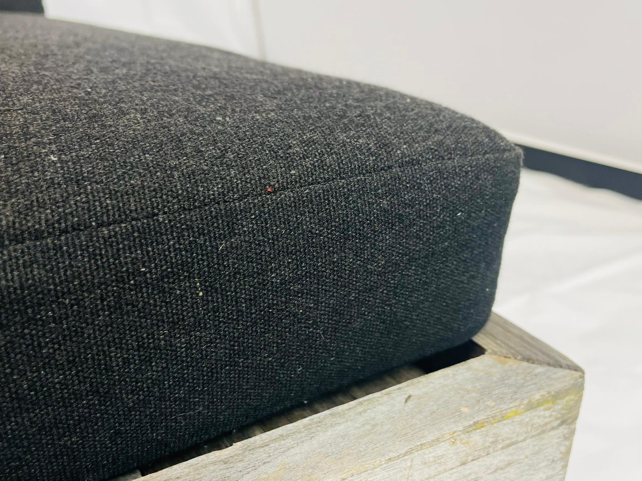 Coppia di lettini da esterno in teak di Restoration Hardware con cuscini neri in vendita 3