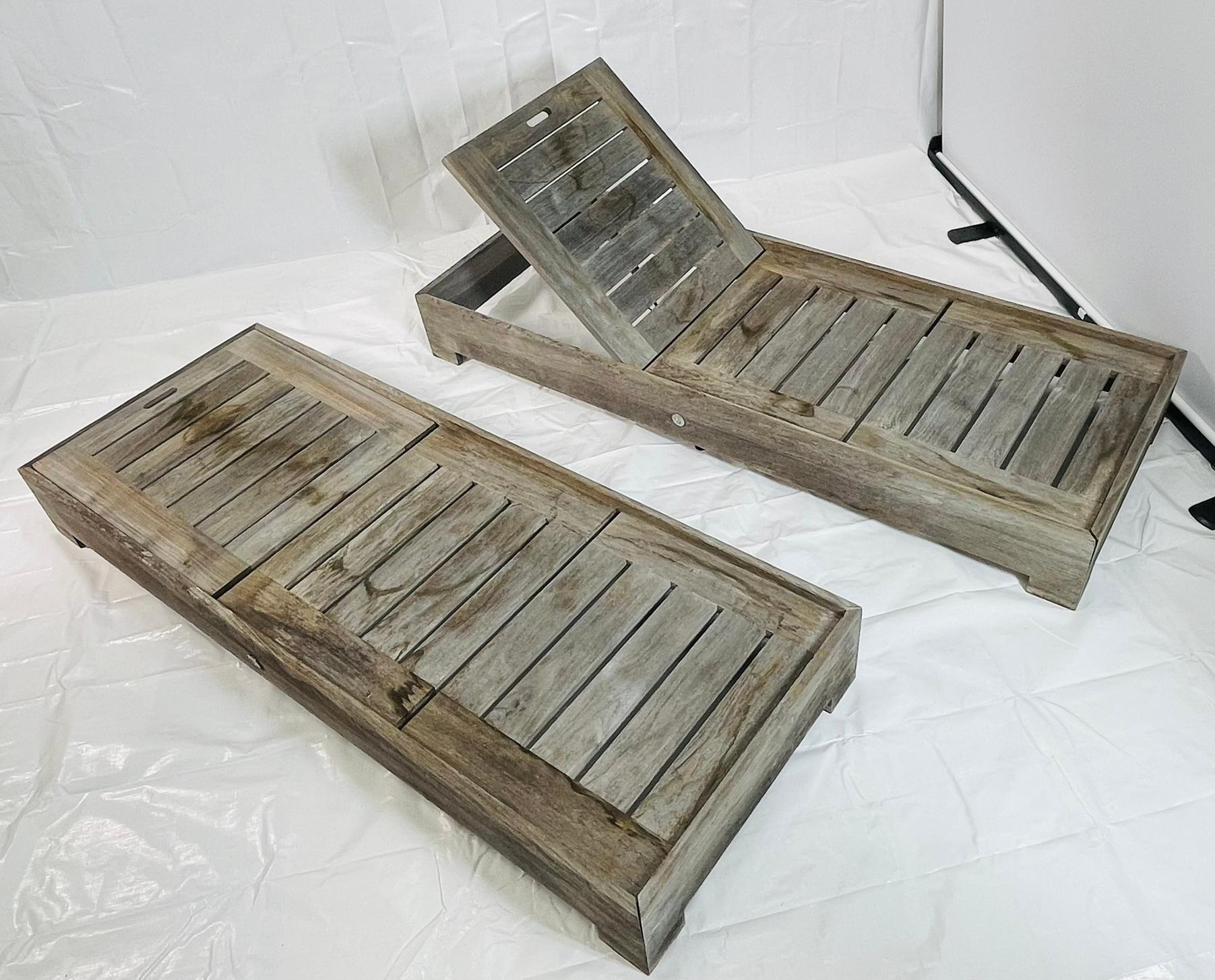 Coppia di lettini da esterno in teak di Restoration Hardware con cuscini neri in vendita 4