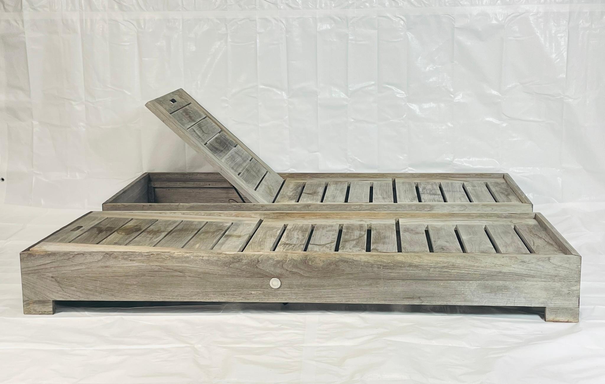 Coppia di lettini da esterno in teak di Restoration Hardware con cuscini neri in vendita 5